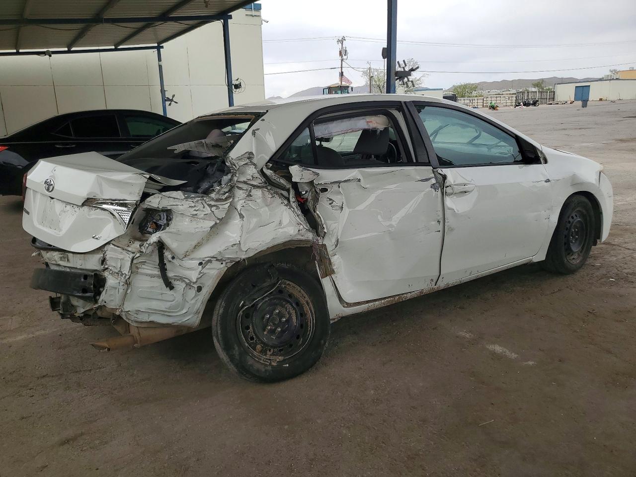 2015 Toyota Corolla Le White vin: 5YFBURHE4FP331650