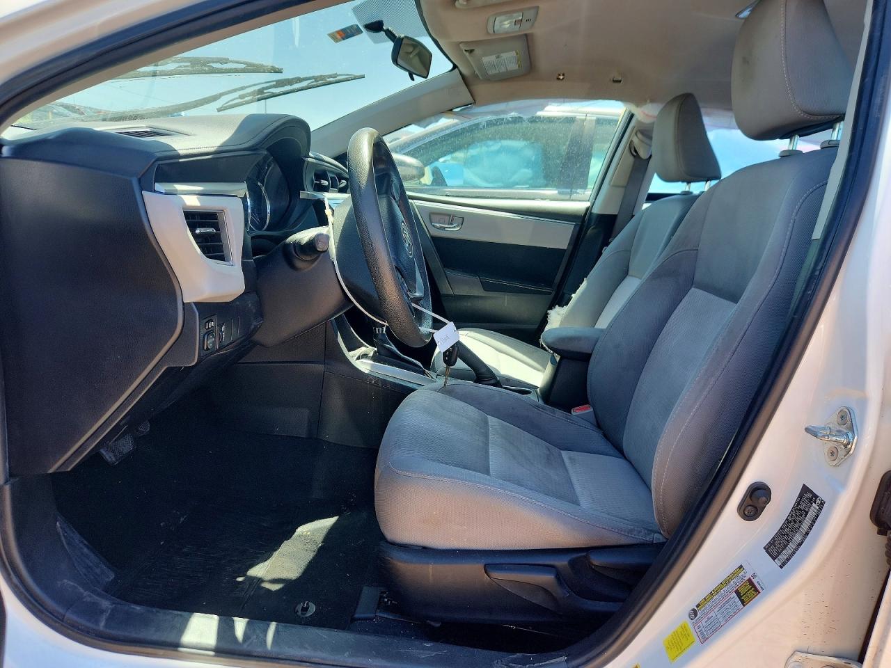 2015 Toyota Corolla Le White vin: 5YFBURHE4FP331650