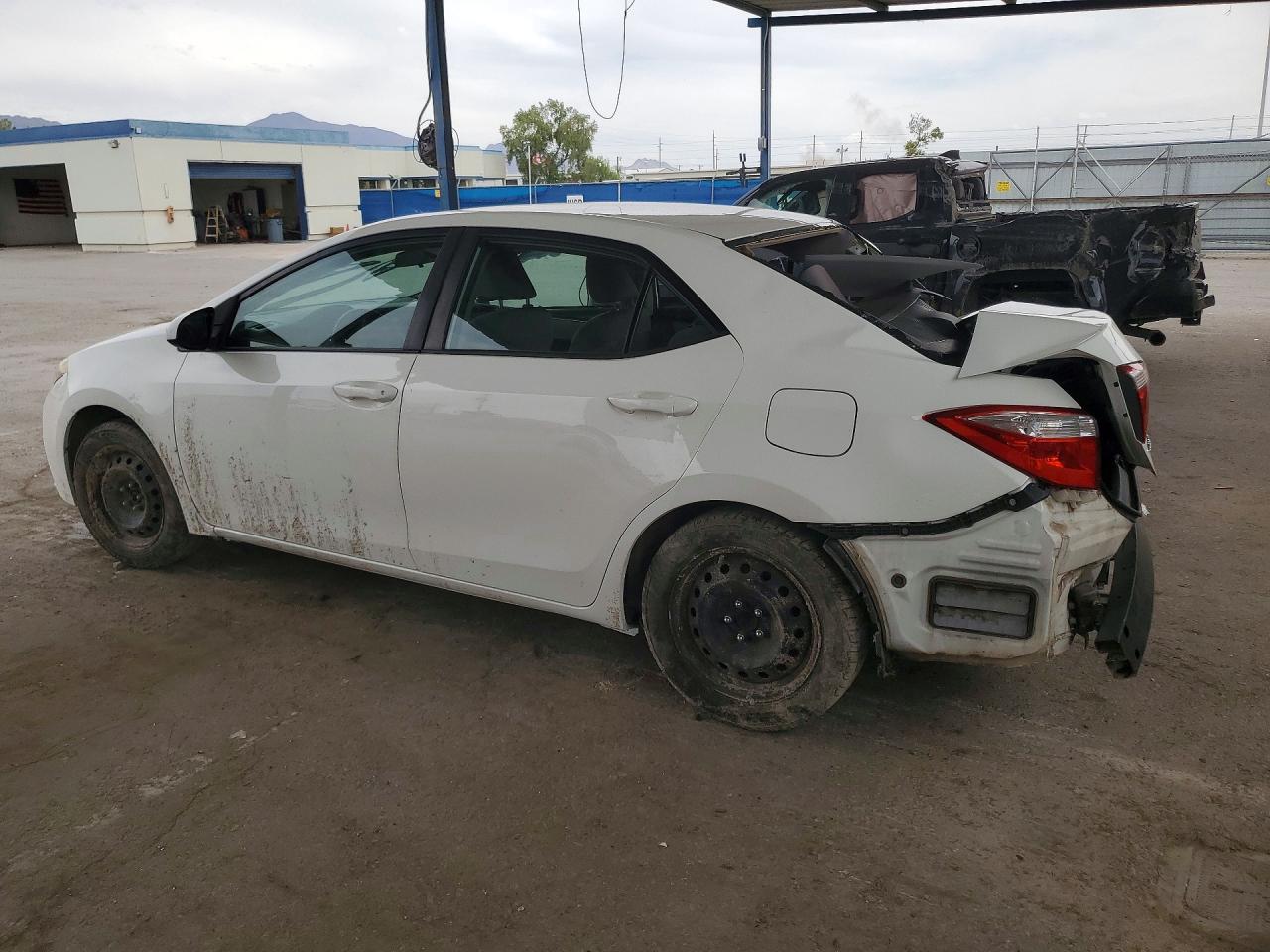 2015 Toyota Corolla Le White vin: 5YFBURHE4FP331650