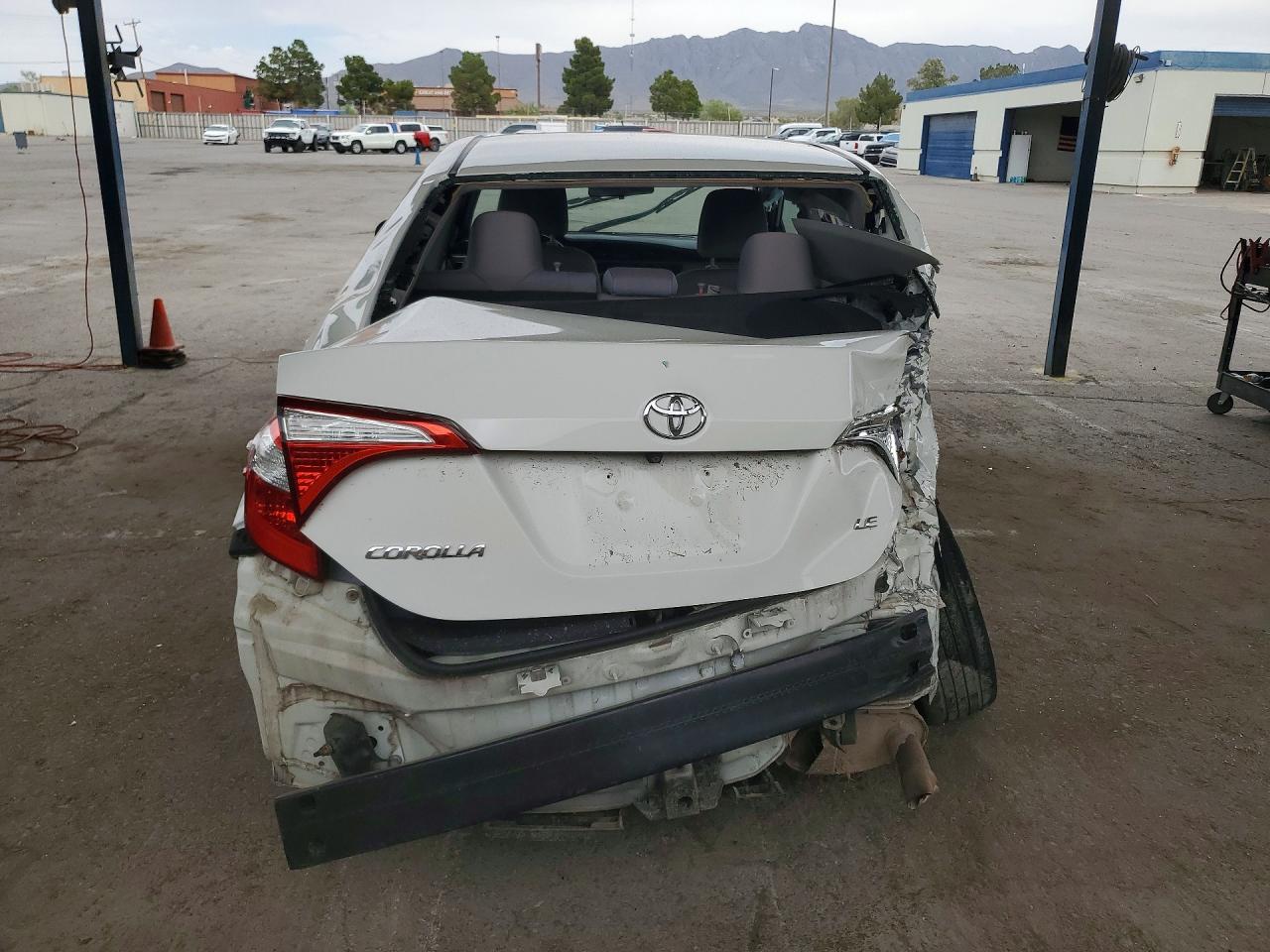 2015 Toyota Corolla Le White vin: 5YFBURHE4FP331650