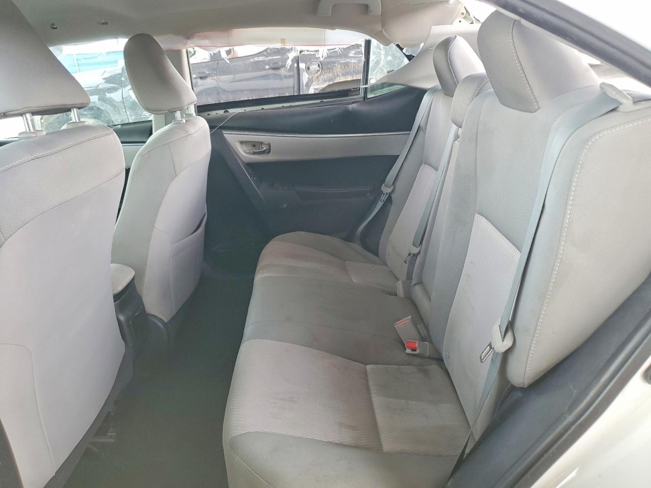 2015 Toyota Corolla Le White vin: 5YFBURHE4FP331650