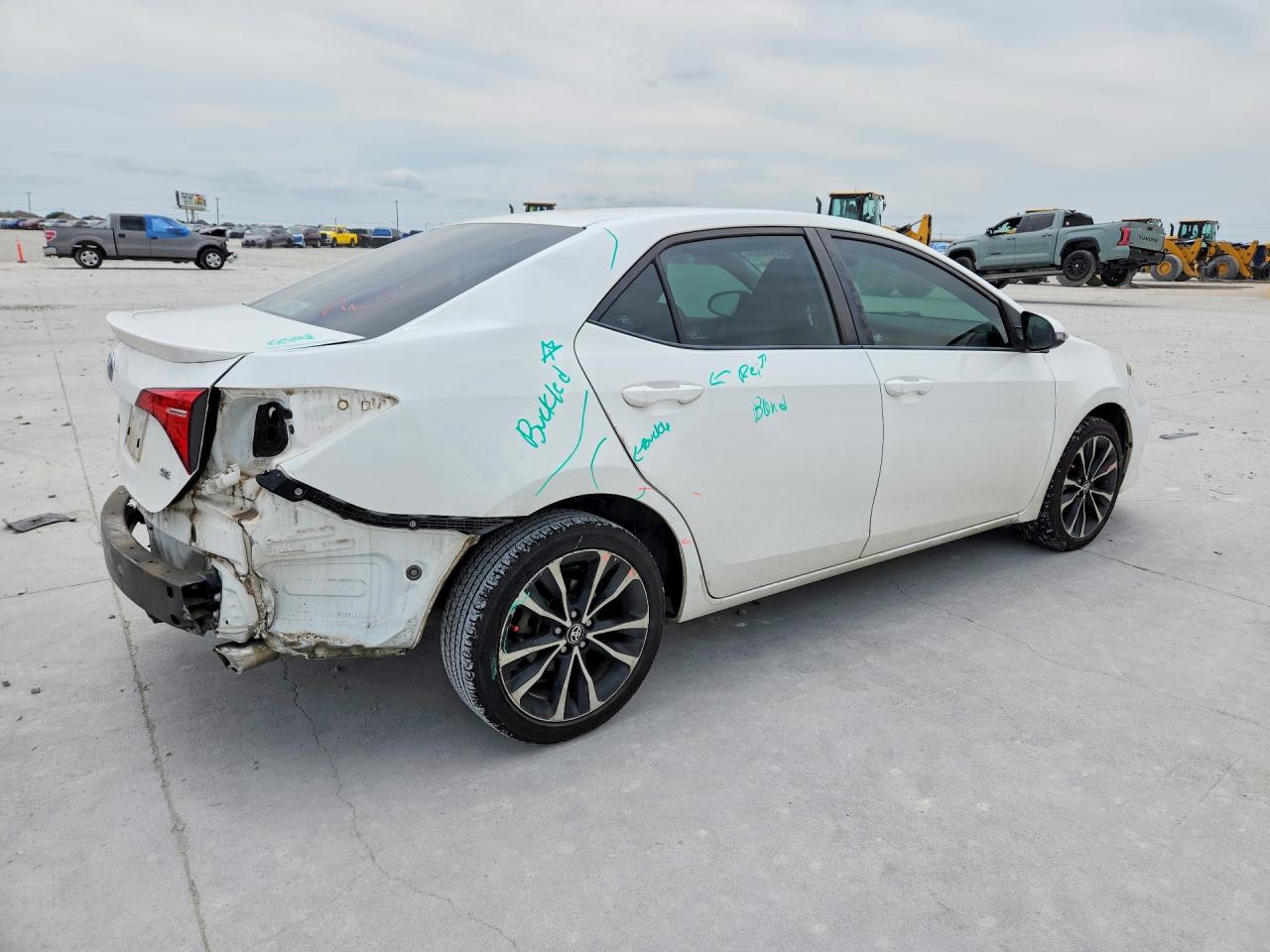2018 Toyota Corolla Se White vin: 5YFBURHE4JP748081
