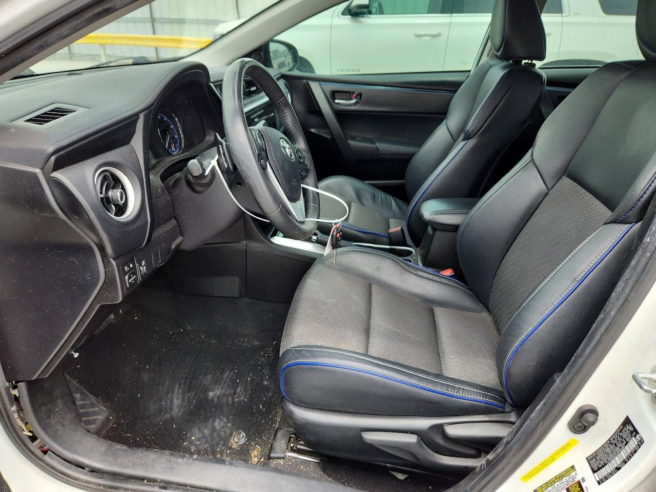 2018 Toyota Corolla Se White vin: 5YFBURHE4JP748081