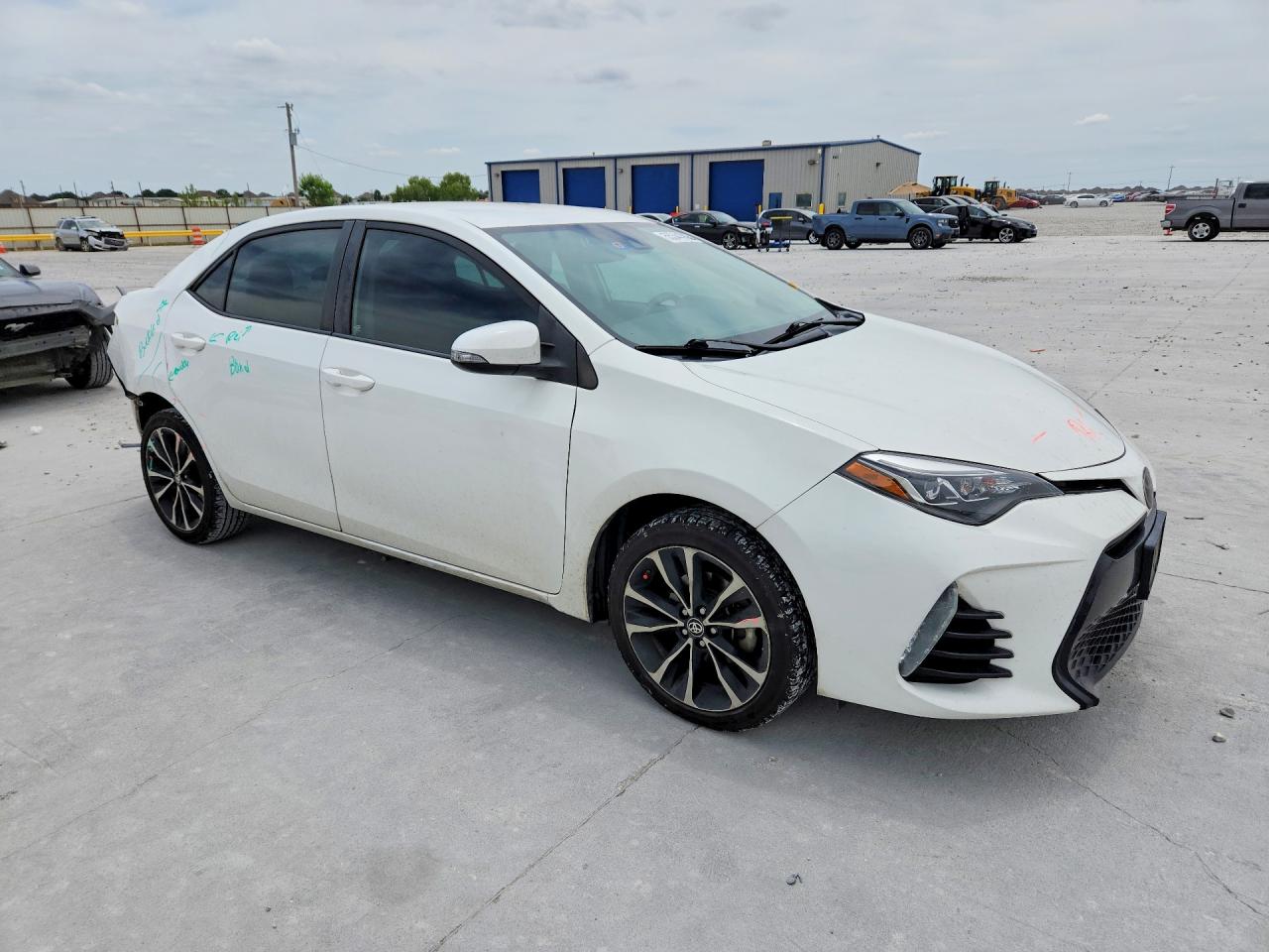 2018 Toyota Corolla Se White vin: 5YFBURHE4JP748081