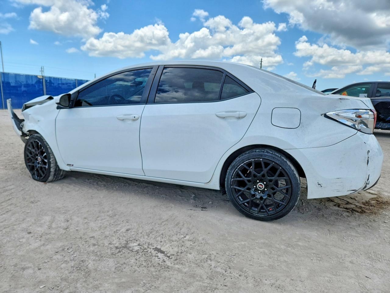 2018 Toyota Corolla Le White vin: 5YFBURHE4JP776446