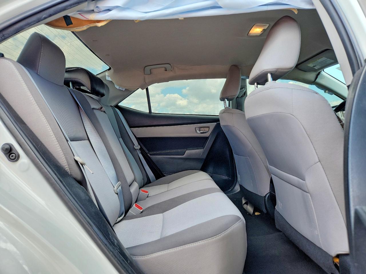 2018 Toyota Corolla Le White vin: 5YFBURHE4JP776446