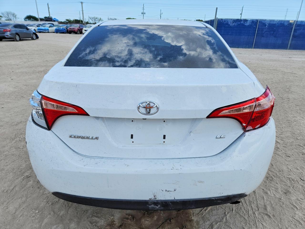 2018 Toyota Corolla Le White vin: 5YFBURHE4JP776446