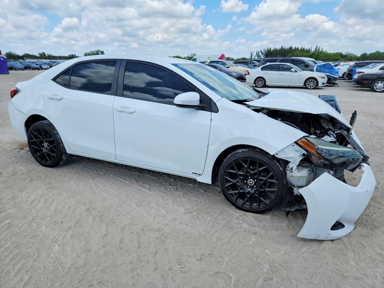 2018 Toyota Corolla Le White vin: 5YFBURHE4JP776446