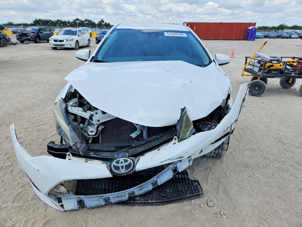 2018 Toyota Corolla Le White vin: 5YFBURHE4JP776446