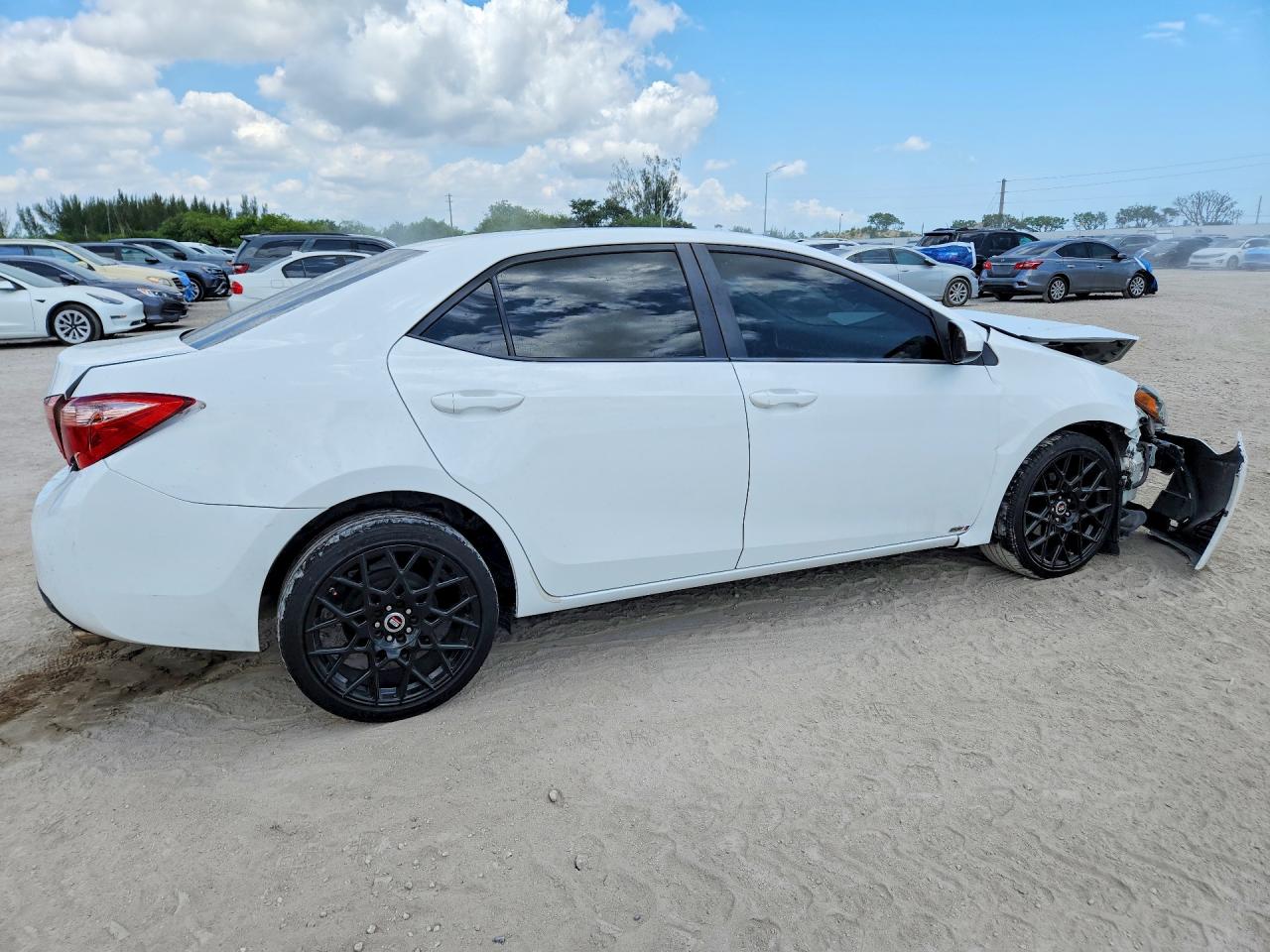 2018 Toyota Corolla Le White vin: 5YFBURHE4JP776446