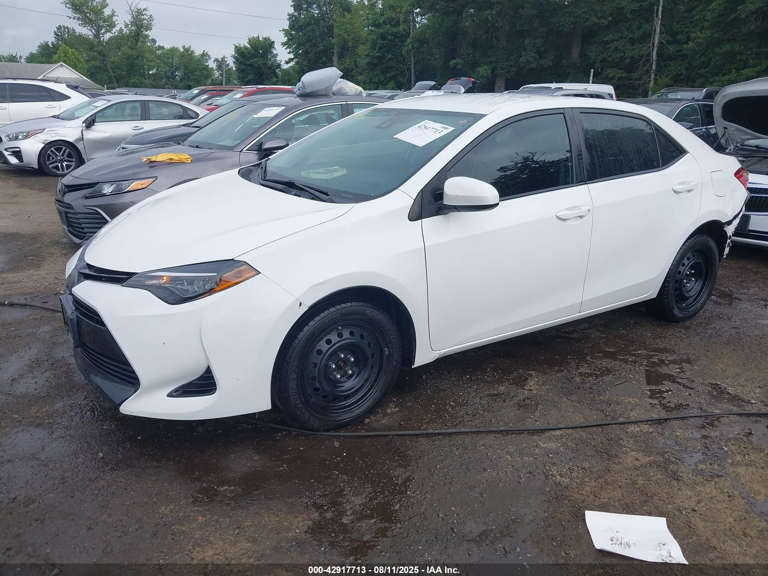2018 Toyota Corolla Le Белый vin: 5YFBURHE4JP816315