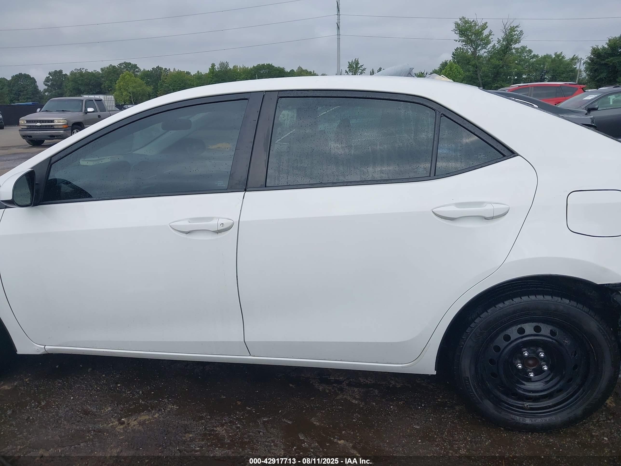 2018 Toyota Corolla Le Белый vin: 5YFBURHE4JP816315