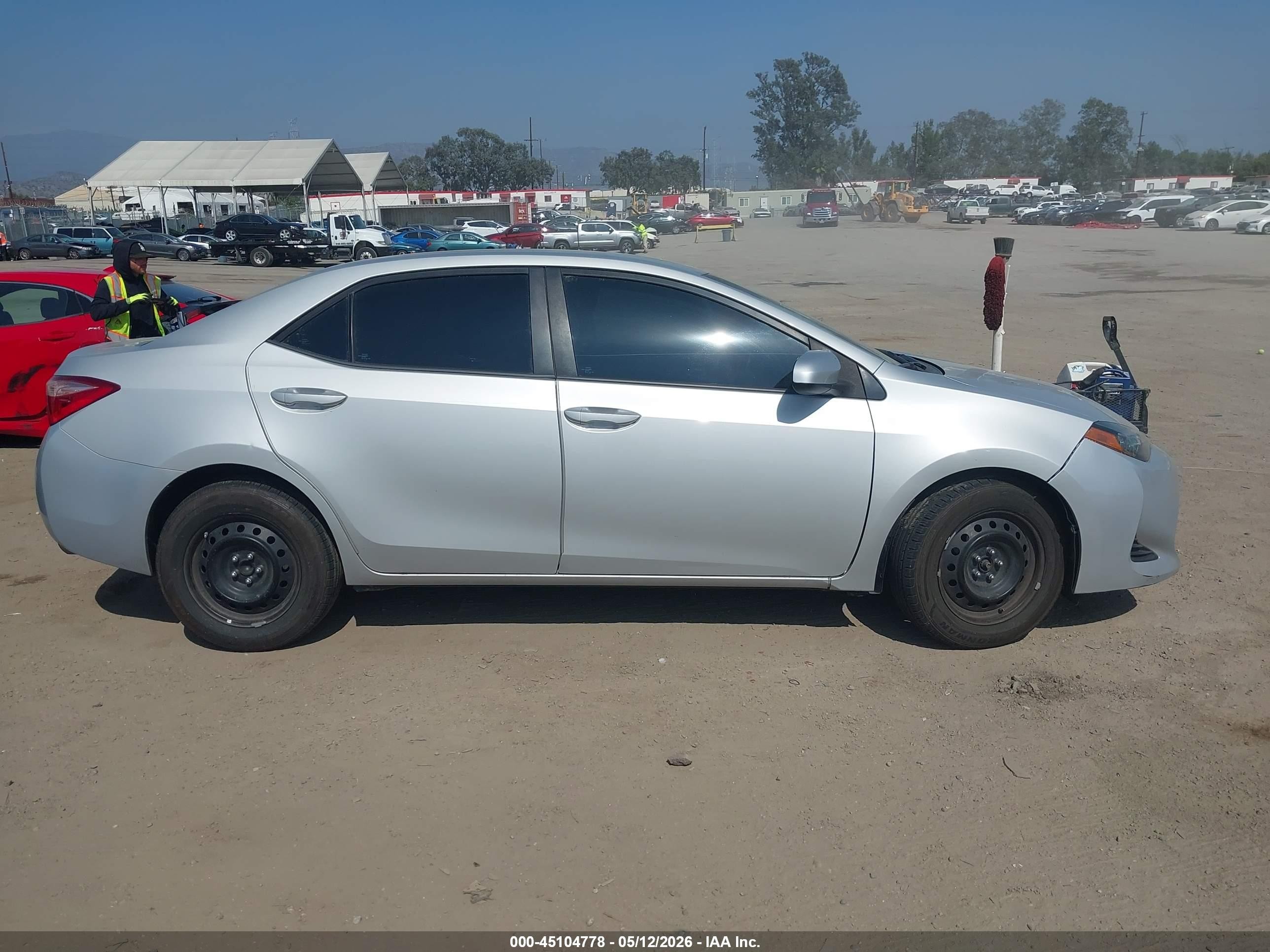 2019 Toyota Corolla Le Gray vin: 5YFBURHE4KP890173