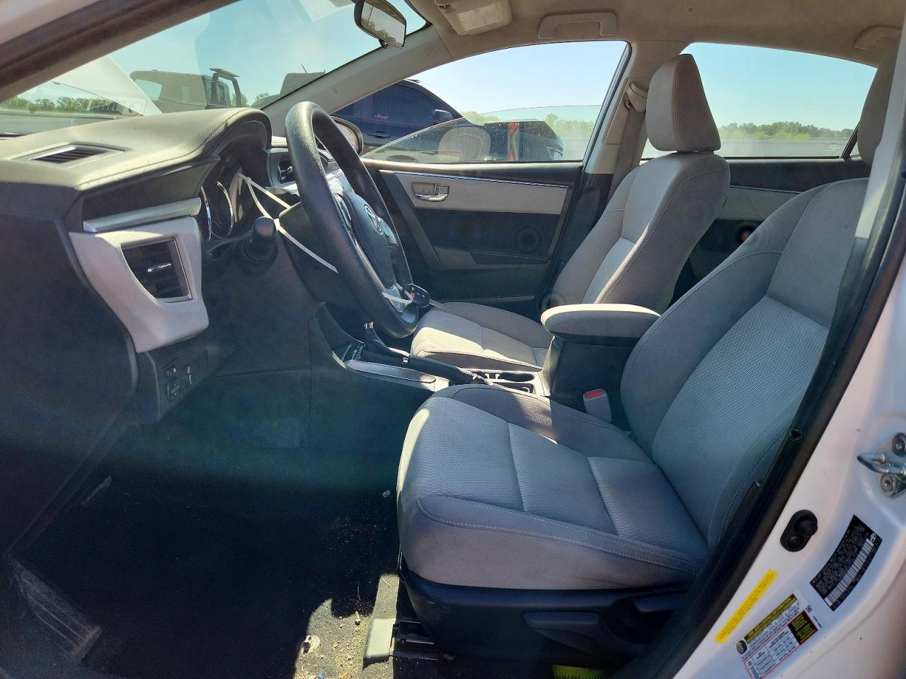 2015 Toyota Corolla Le White vin: 5YFBURHE5FP204731