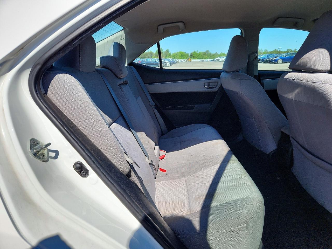 2015 Toyota Corolla Le White vin: 5YFBURHE5FP204731
