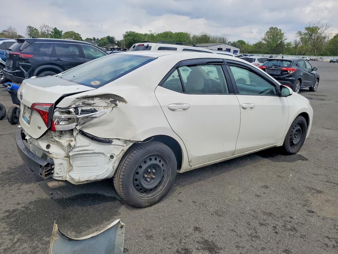 2015 Toyota Corolla Le White vin: 5YFBURHE5FP246932