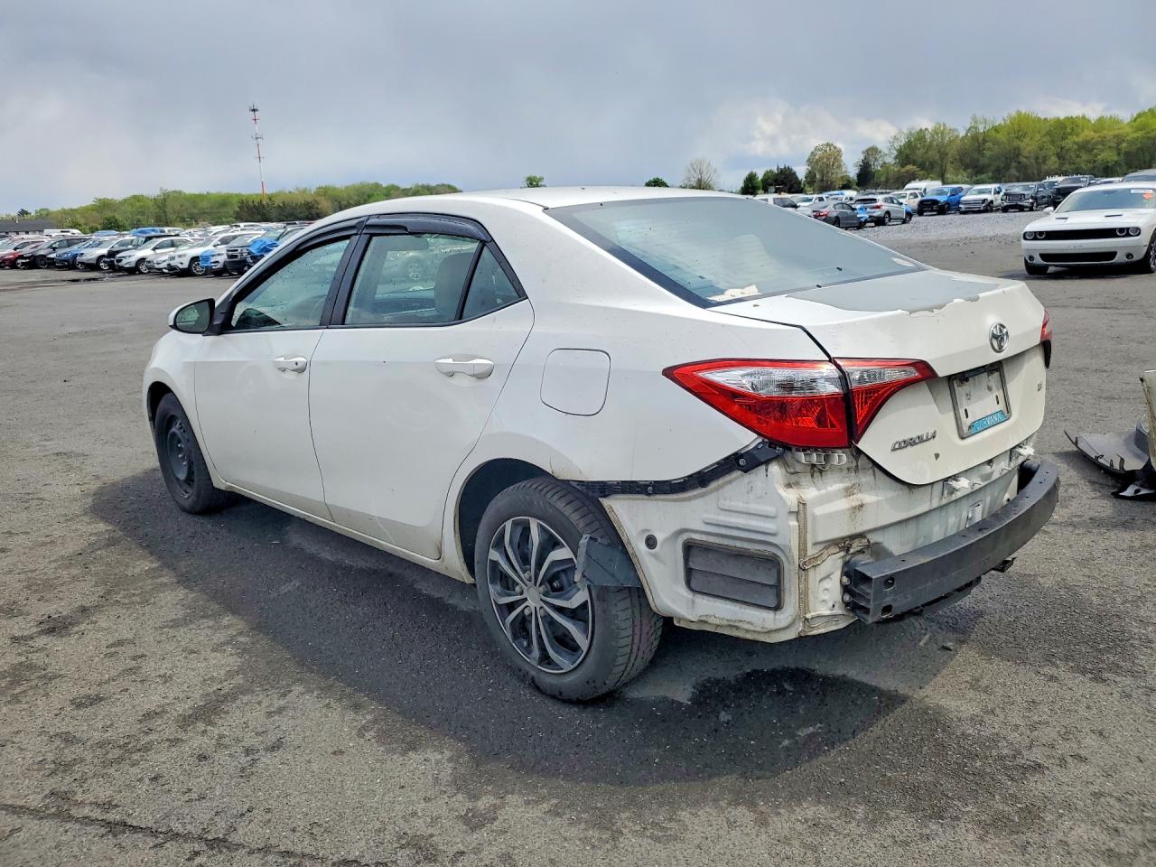 2015 Toyota Corolla Le White vin: 5YFBURHE5FP246932