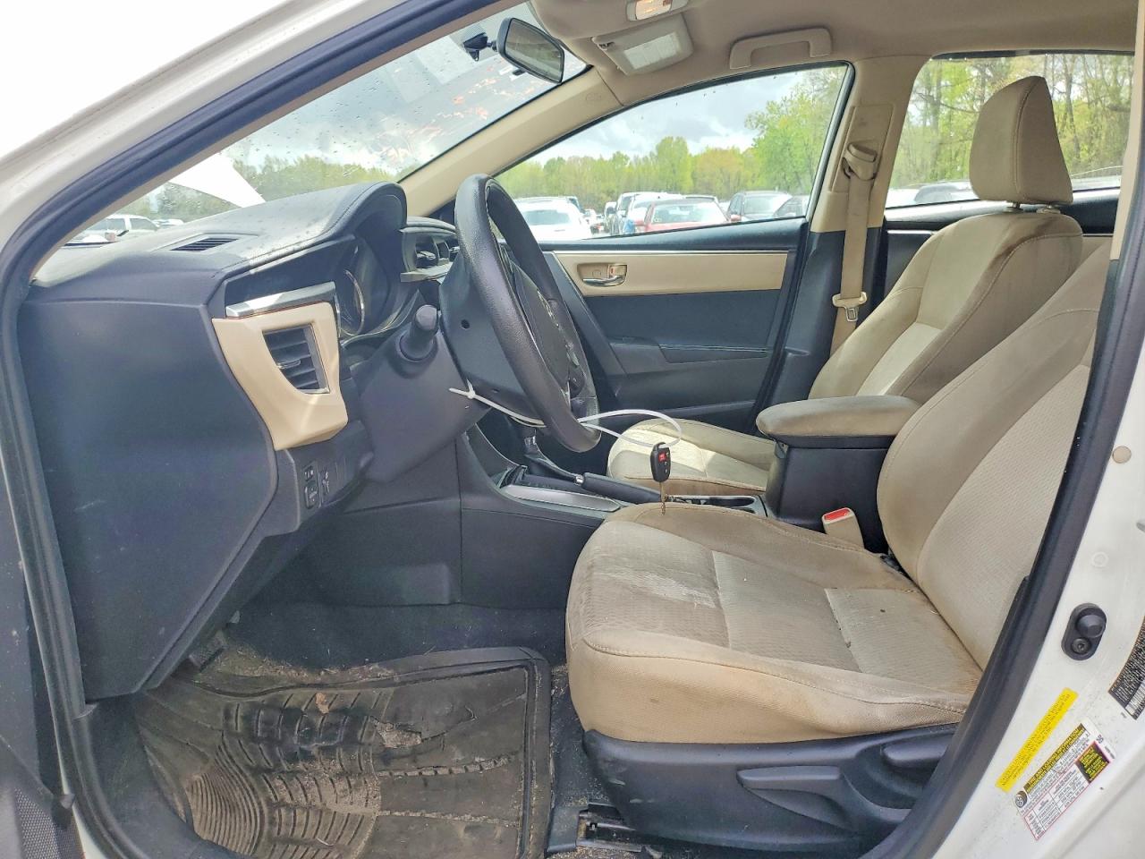 2015 Toyota Corolla Le White vin: 5YFBURHE5FP246932