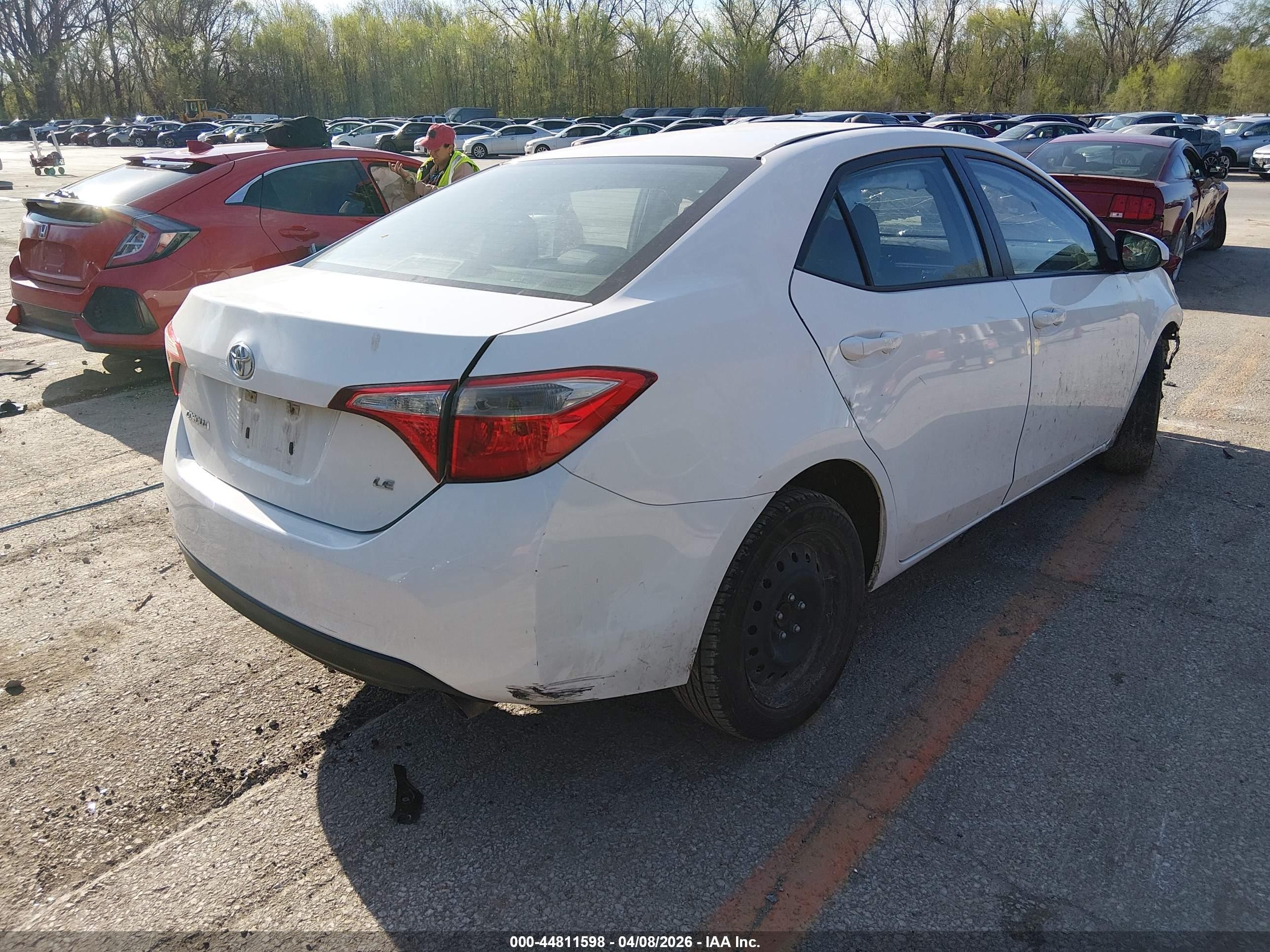 2015 Toyota Corolla Le White vin: 5YFBURHE5FP277792