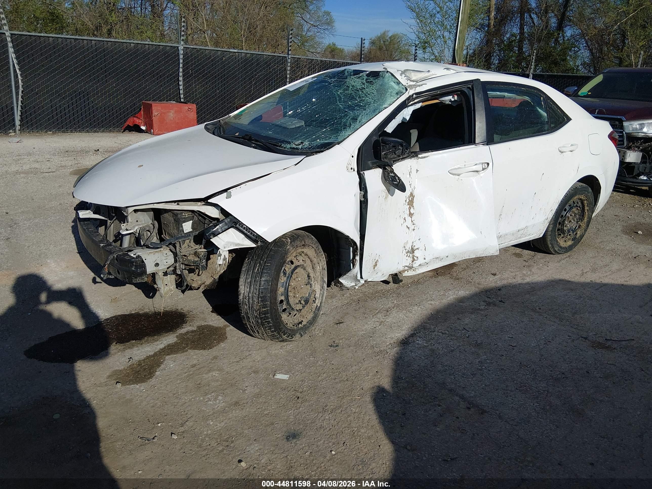 2015 Toyota Corolla Le White vin: 5YFBURHE5FP277792