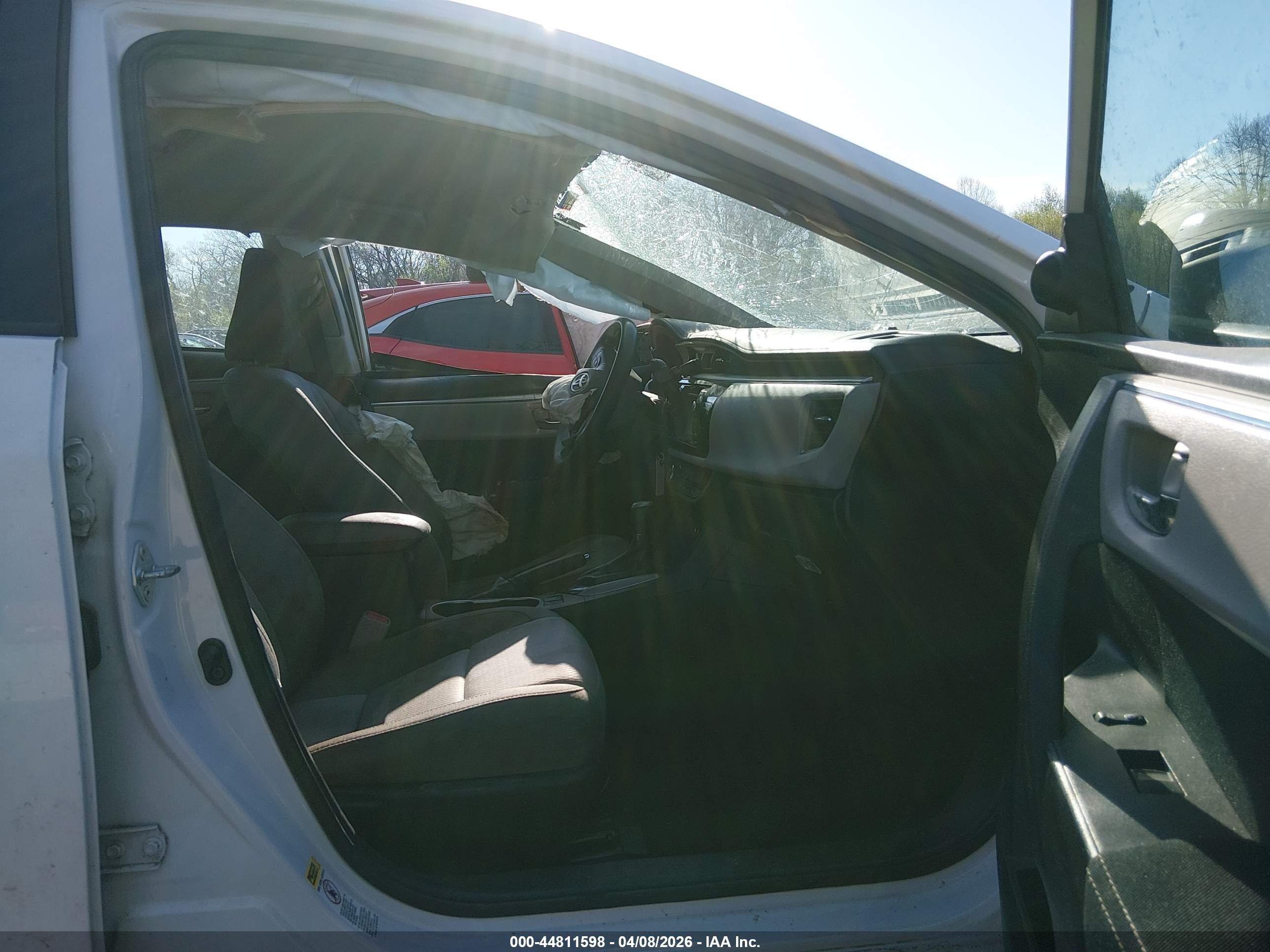 2015 Toyota Corolla Le White vin: 5YFBURHE5FP277792
