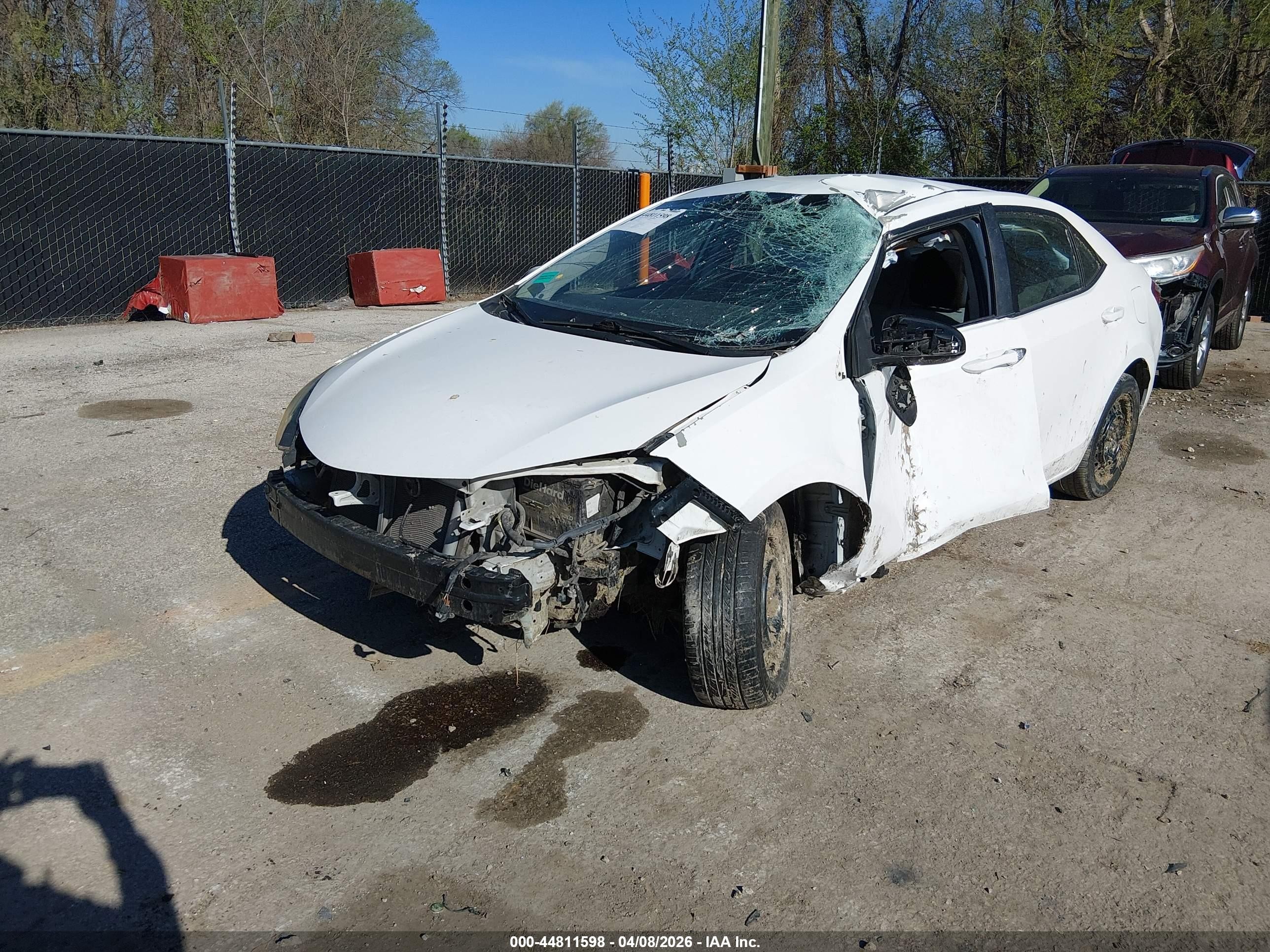 2015 Toyota Corolla Le White vin: 5YFBURHE5FP277792