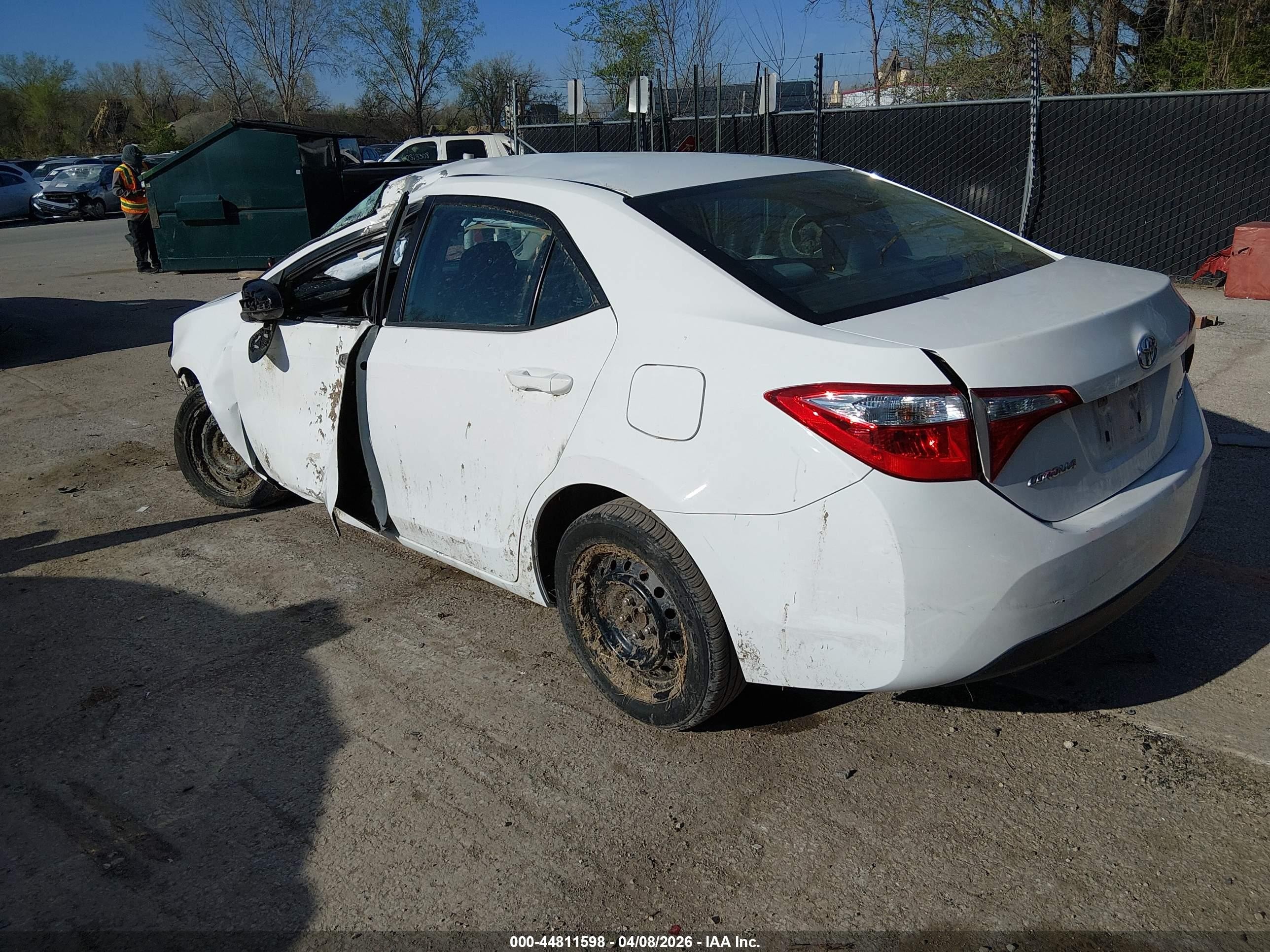 2015 Toyota Corolla Le White vin: 5YFBURHE5FP277792