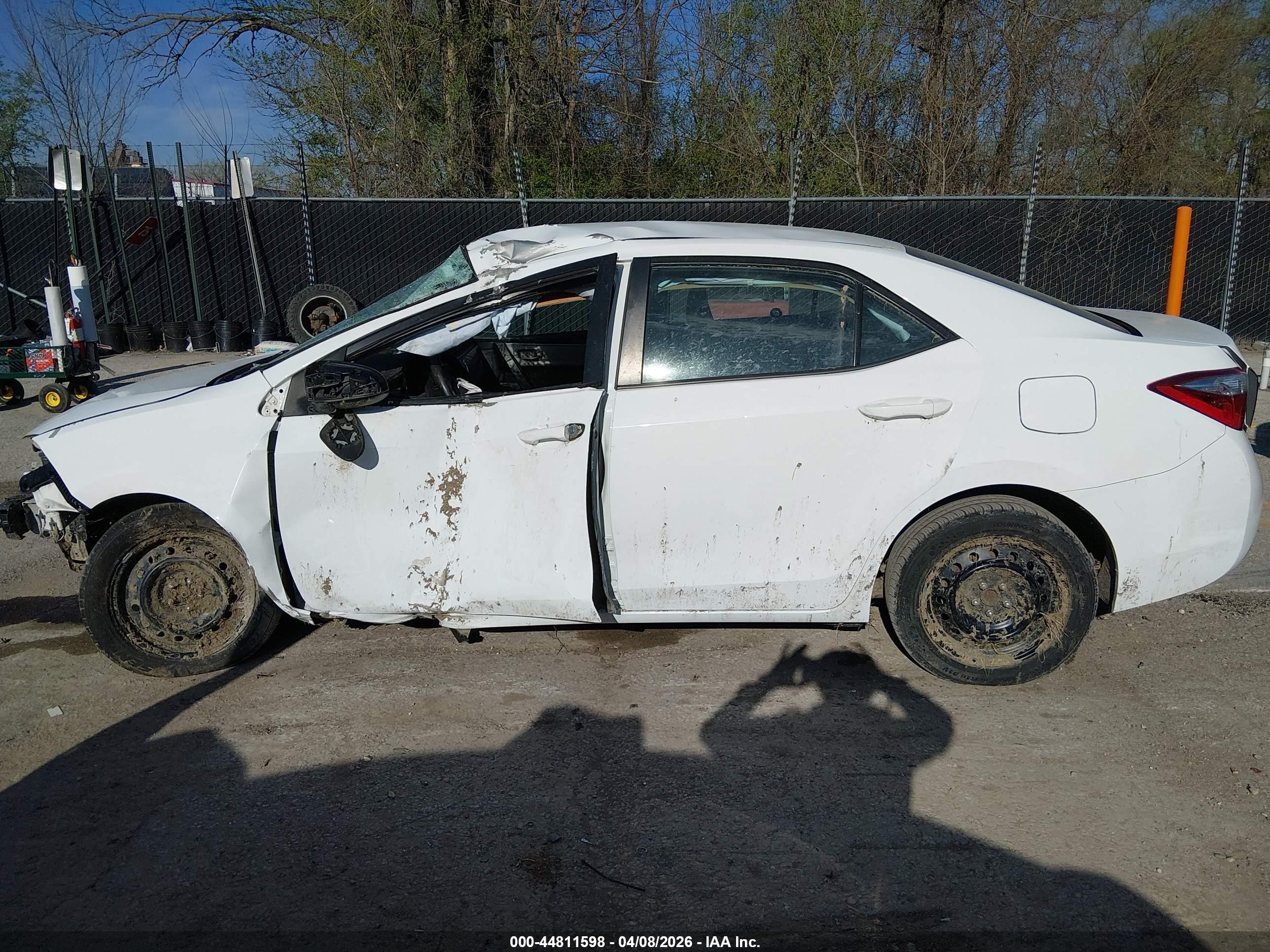 2015 Toyota Corolla Le White vin: 5YFBURHE5FP277792