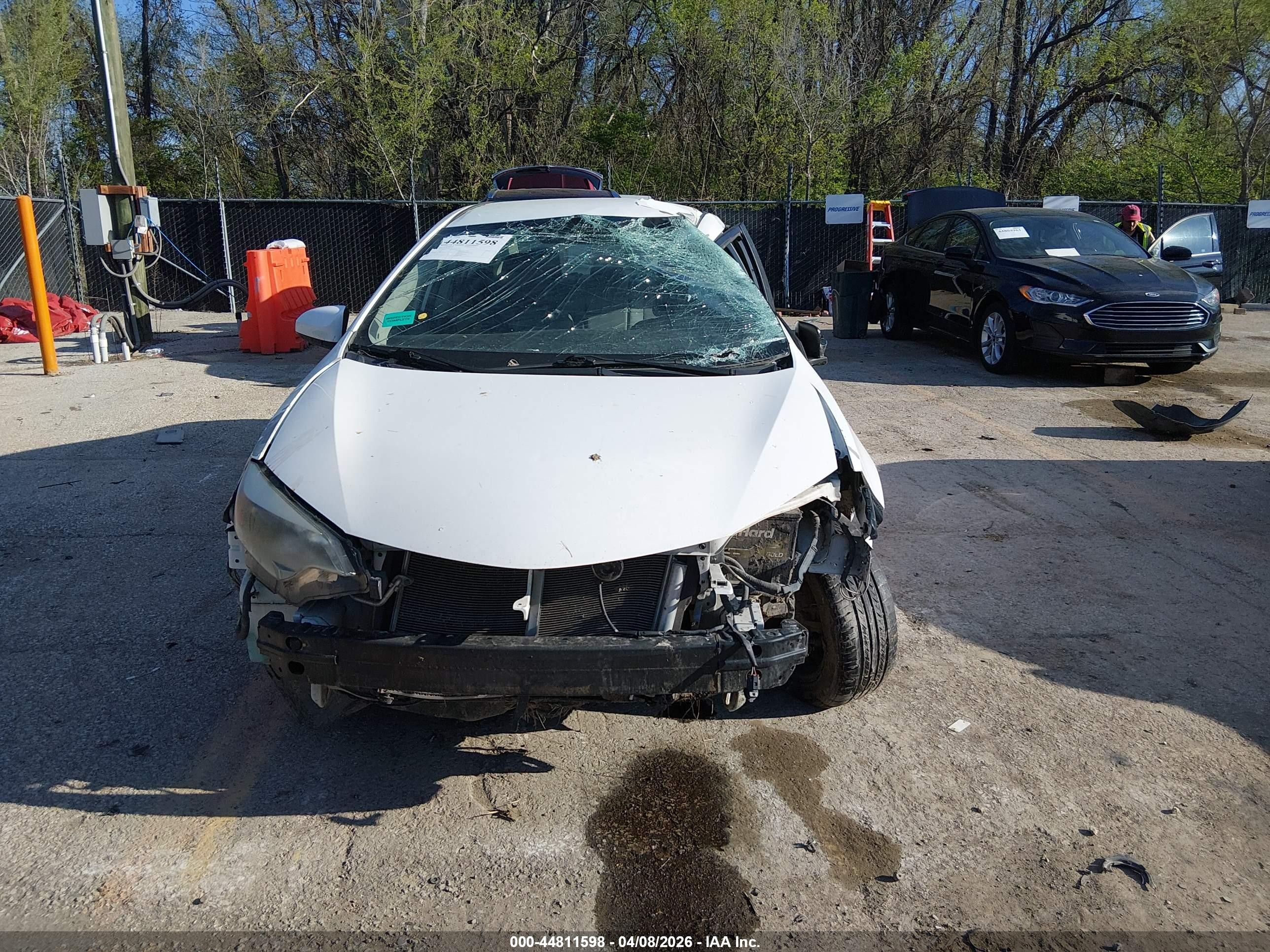 2015 Toyota Corolla Le White vin: 5YFBURHE5FP277792