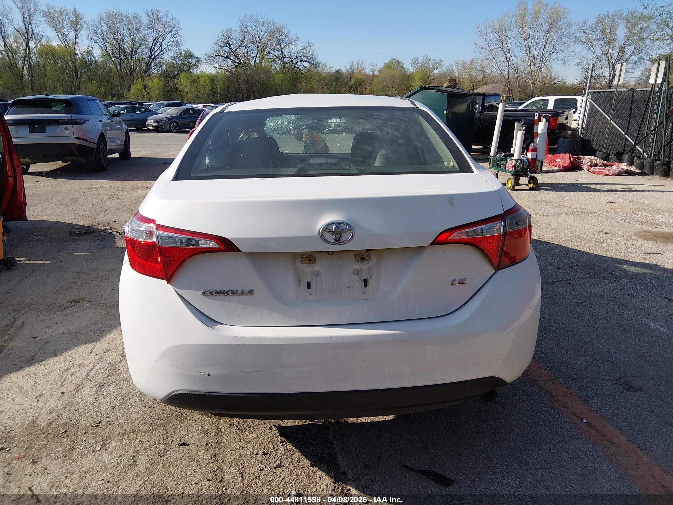 2015 Toyota Corolla Le White vin: 5YFBURHE5FP277792