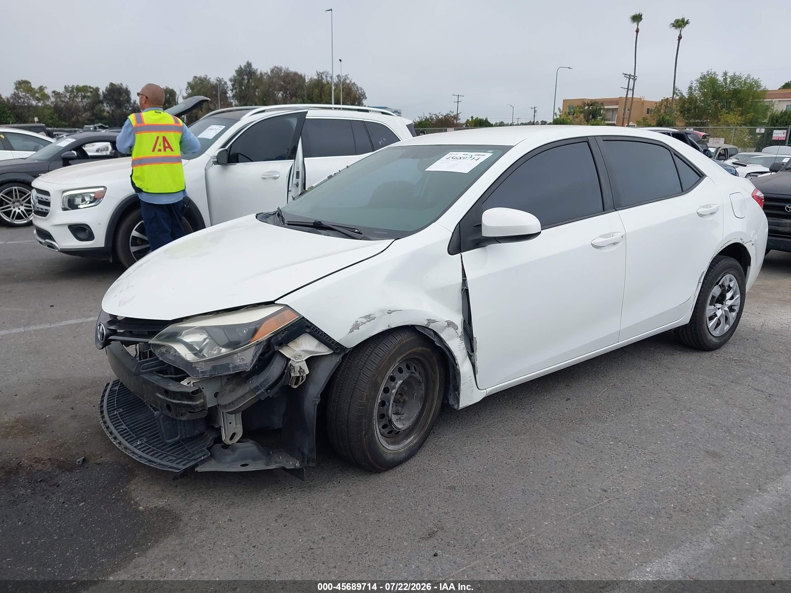 2015 Toyota Corolla L Белый vin: 5YFBURHE5FP364561