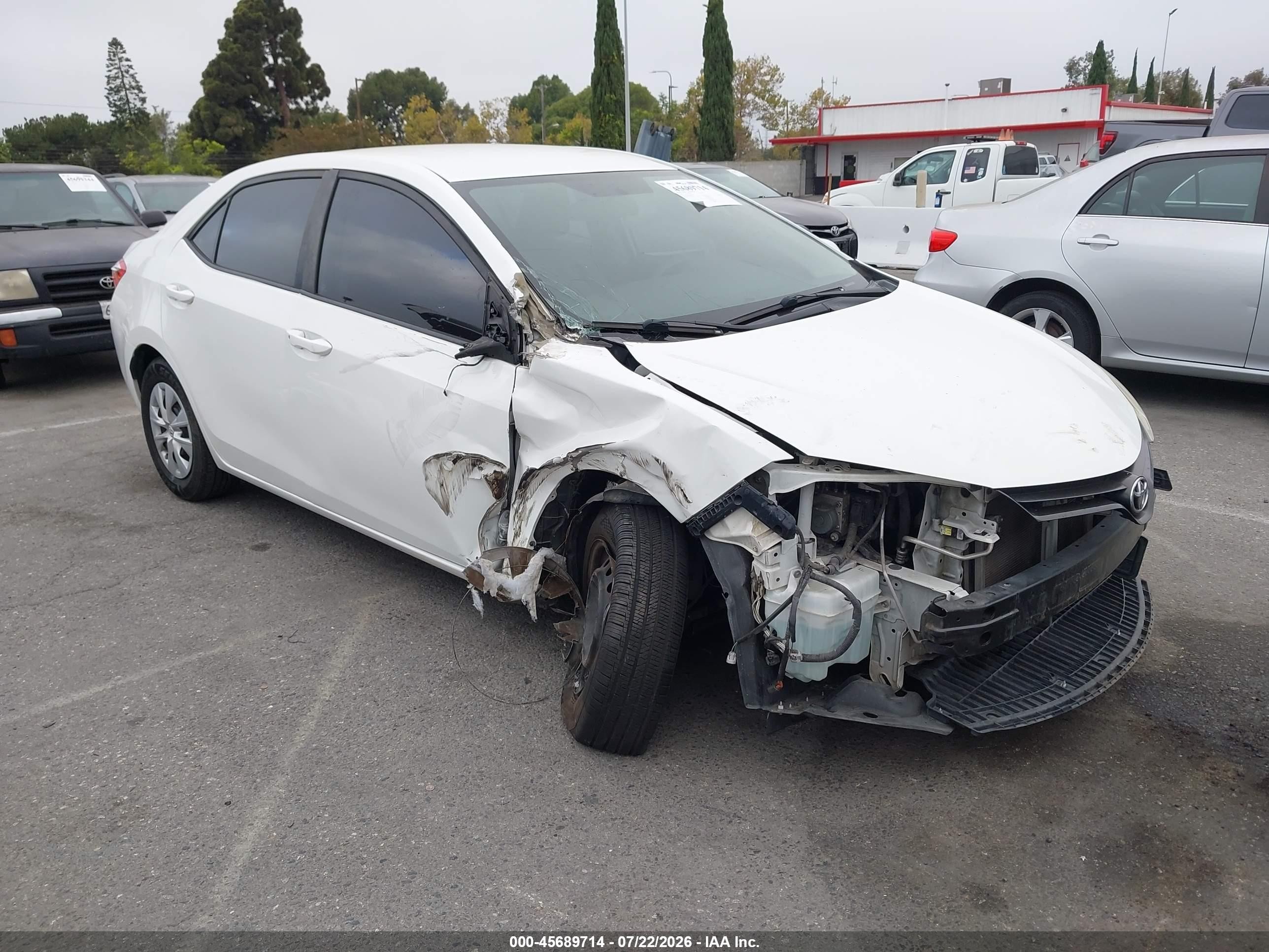 2015 Toyota Corolla L Белый vin: 5YFBURHE5FP364561