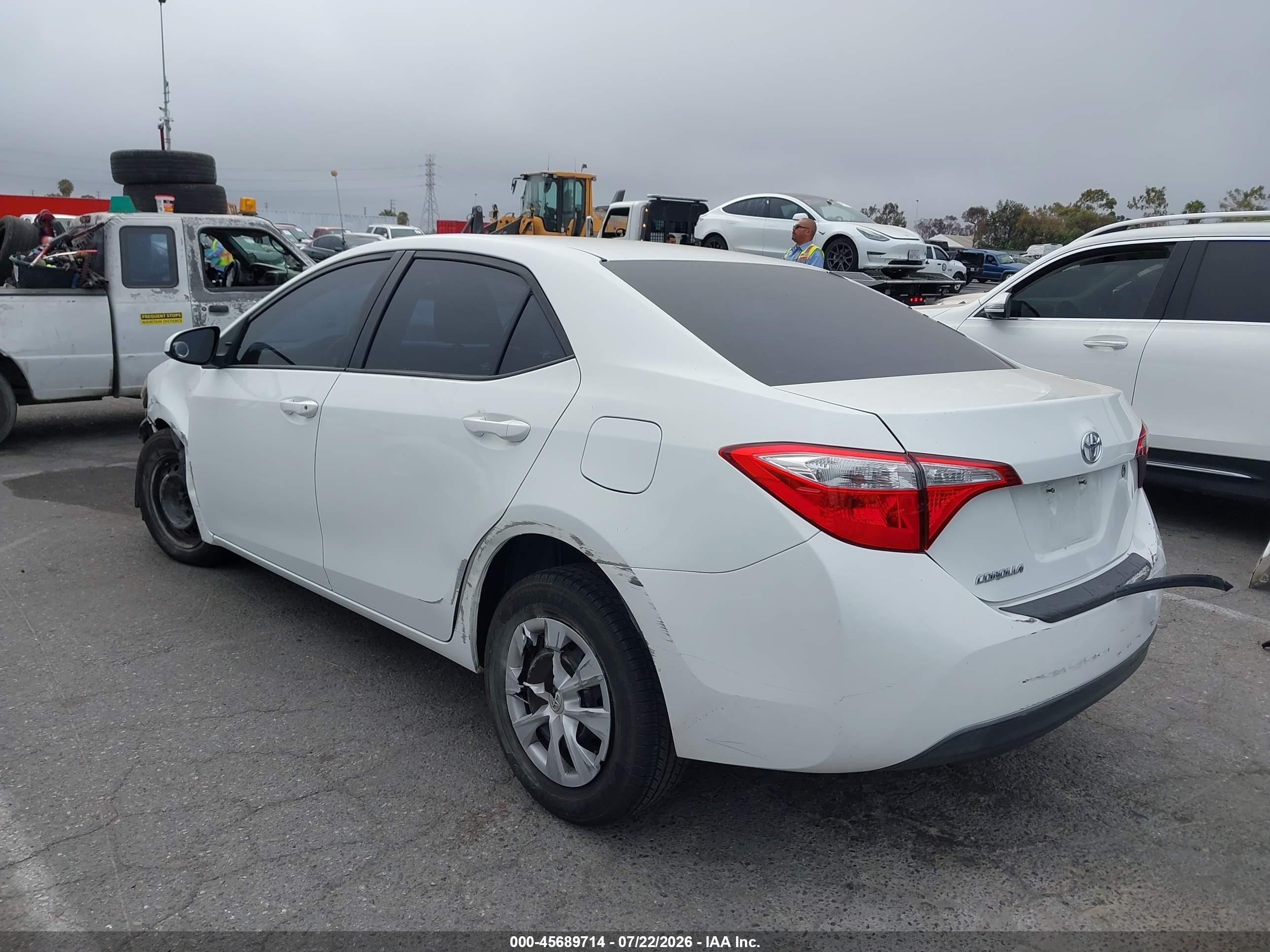2015 Toyota Corolla L Белый vin: 5YFBURHE5FP364561
