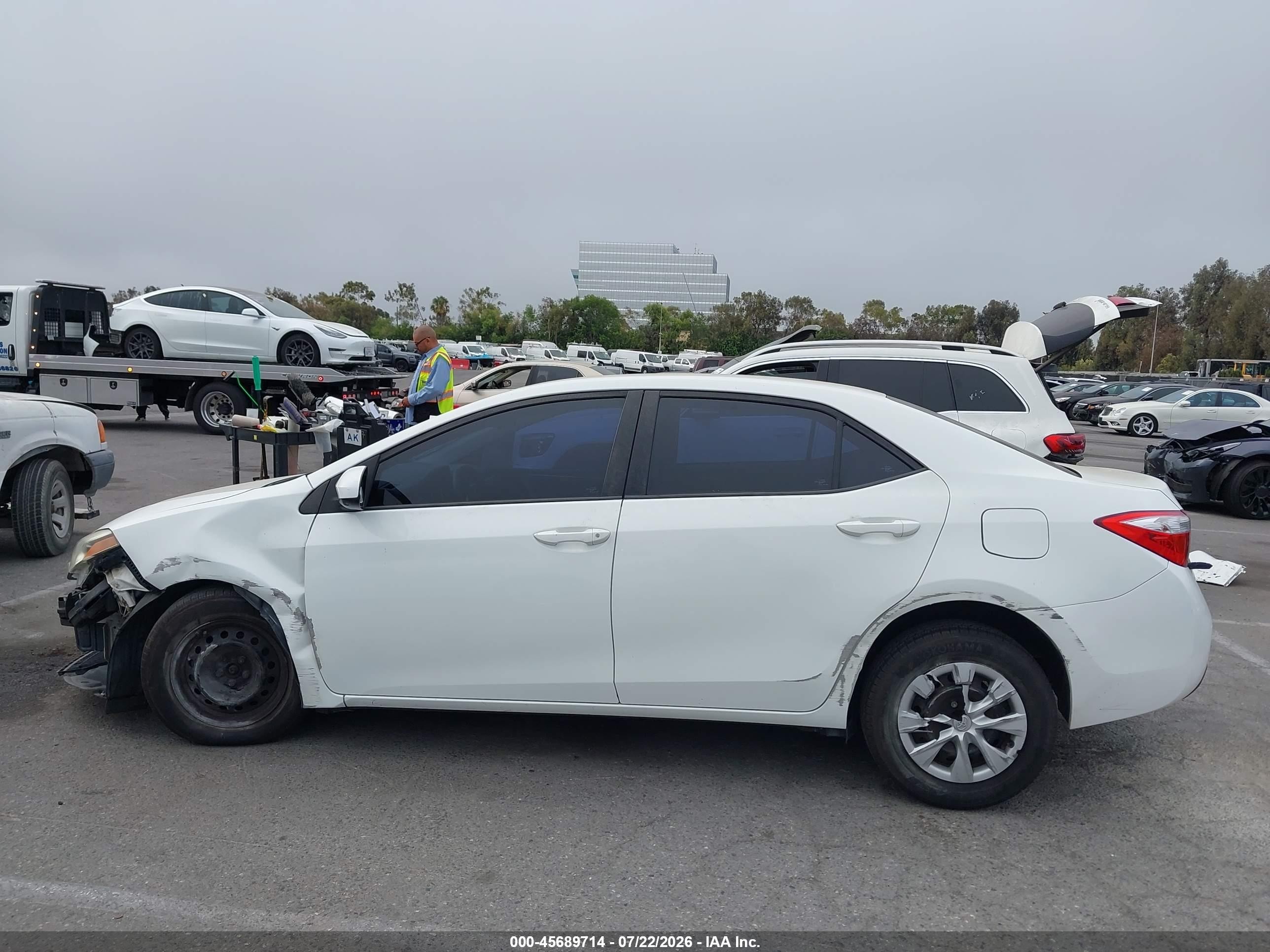 2015 Toyota Corolla L Белый vin: 5YFBURHE5FP364561