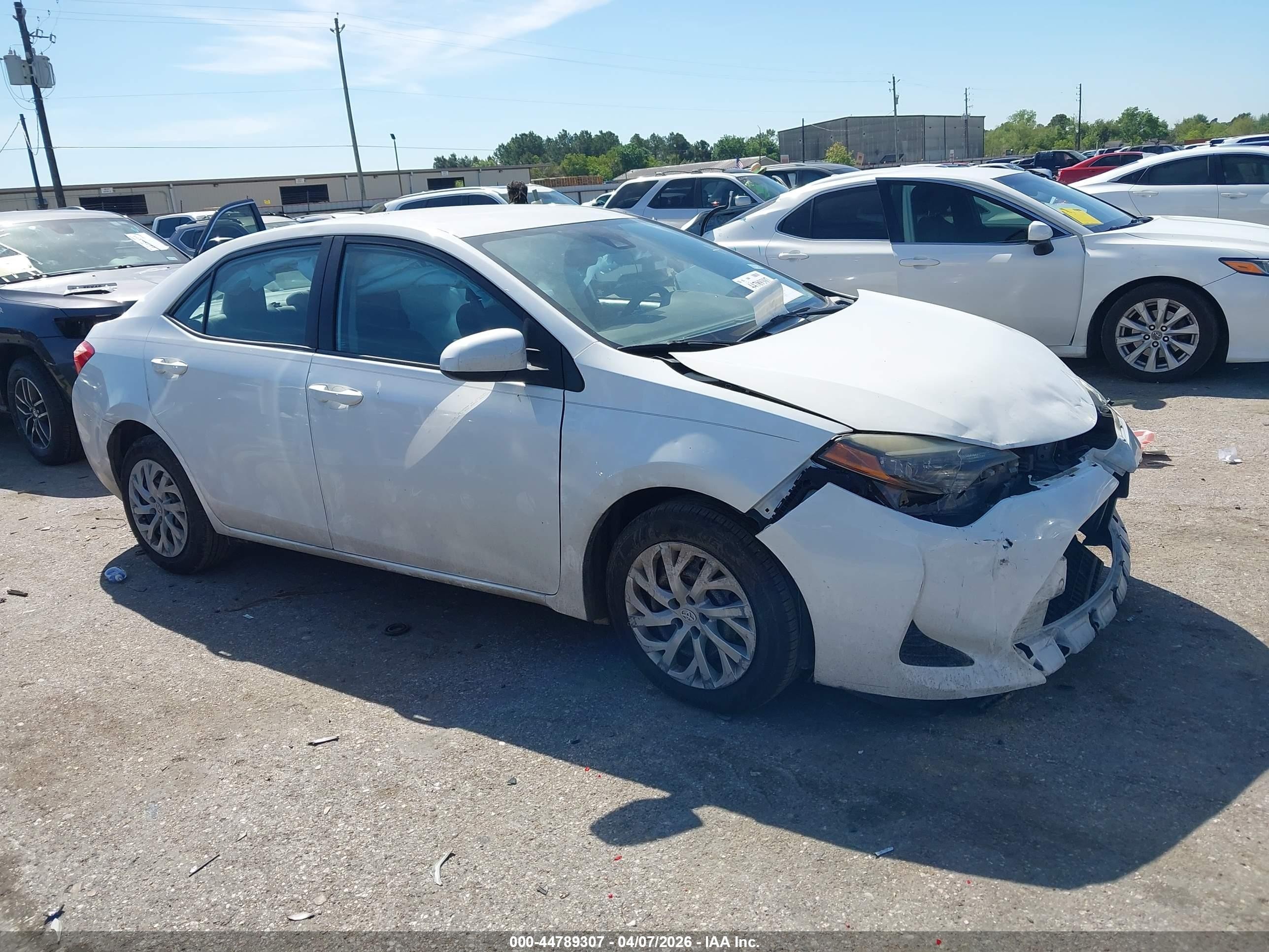 2017 Toyota Corolla Le White vin: 5YFBURHE5HP701765