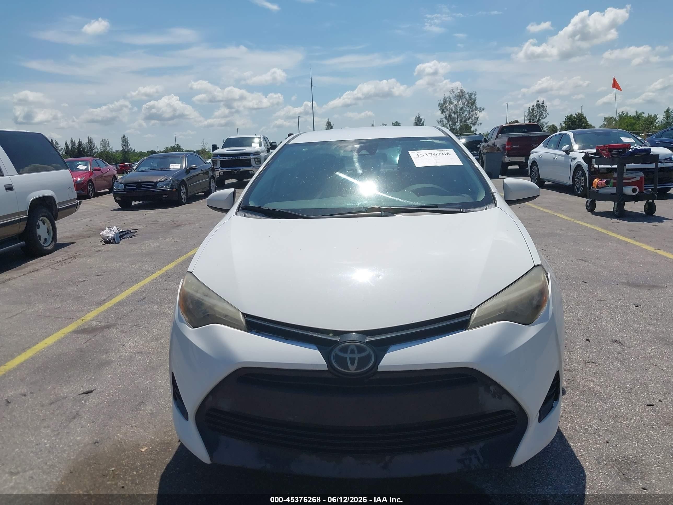 2018 Toyota Corolla Le White vin: 5YFBURHE5JP770798