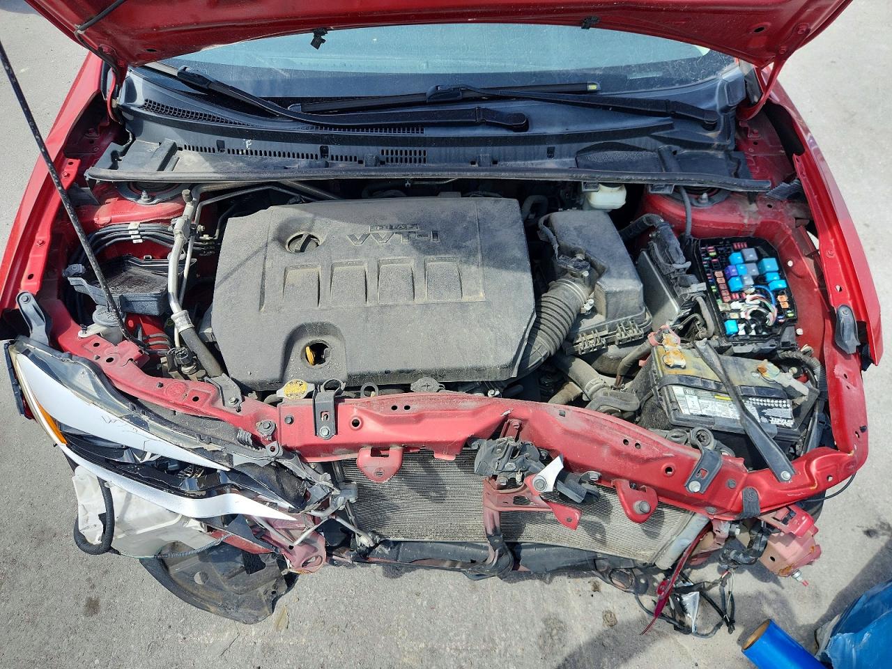 2015 Toyota Corolla Le Plus Red vin: 5YFBURHE6FP189530