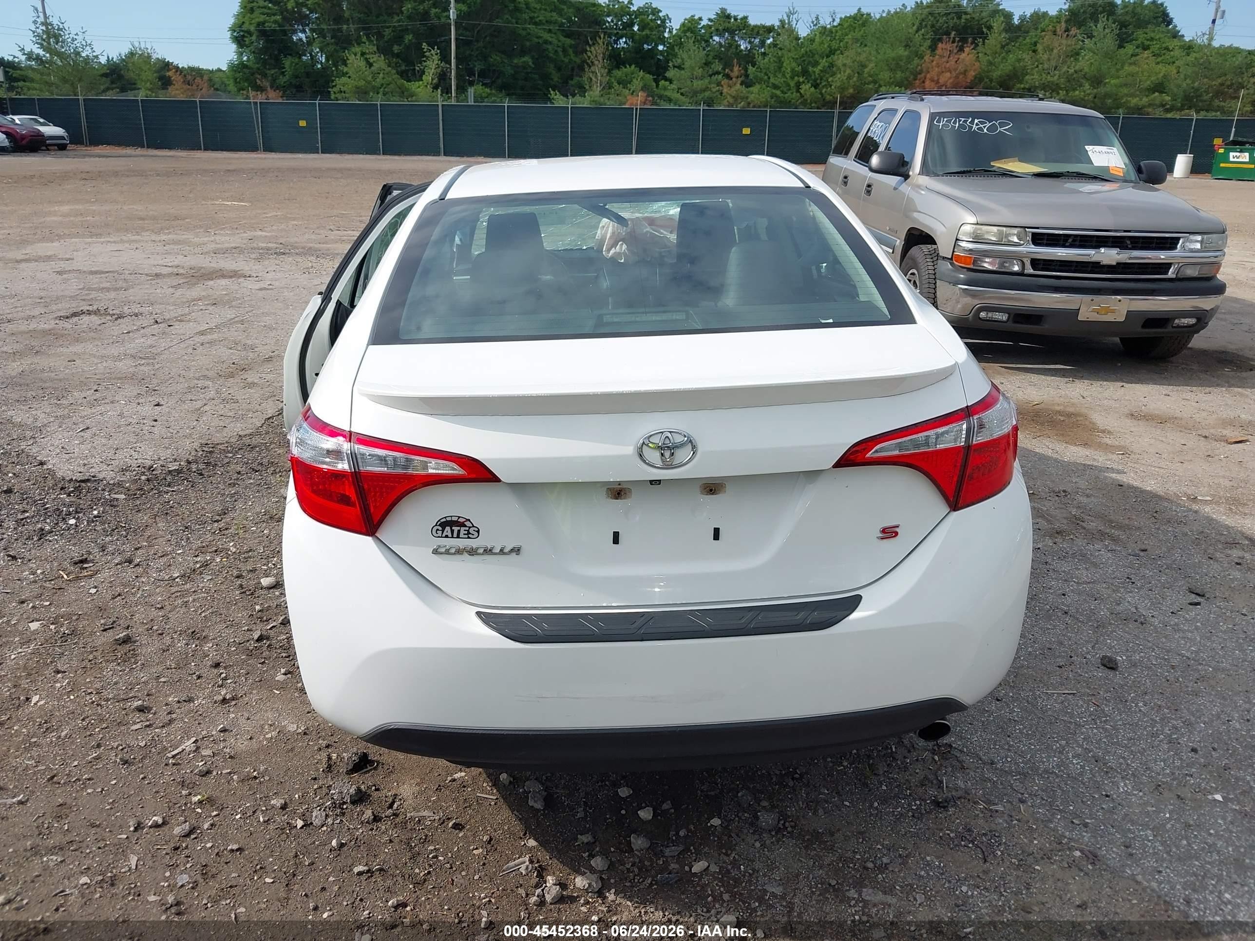 2015 Toyota Corolla S Plus White vin: 5YFBURHE6FP190094