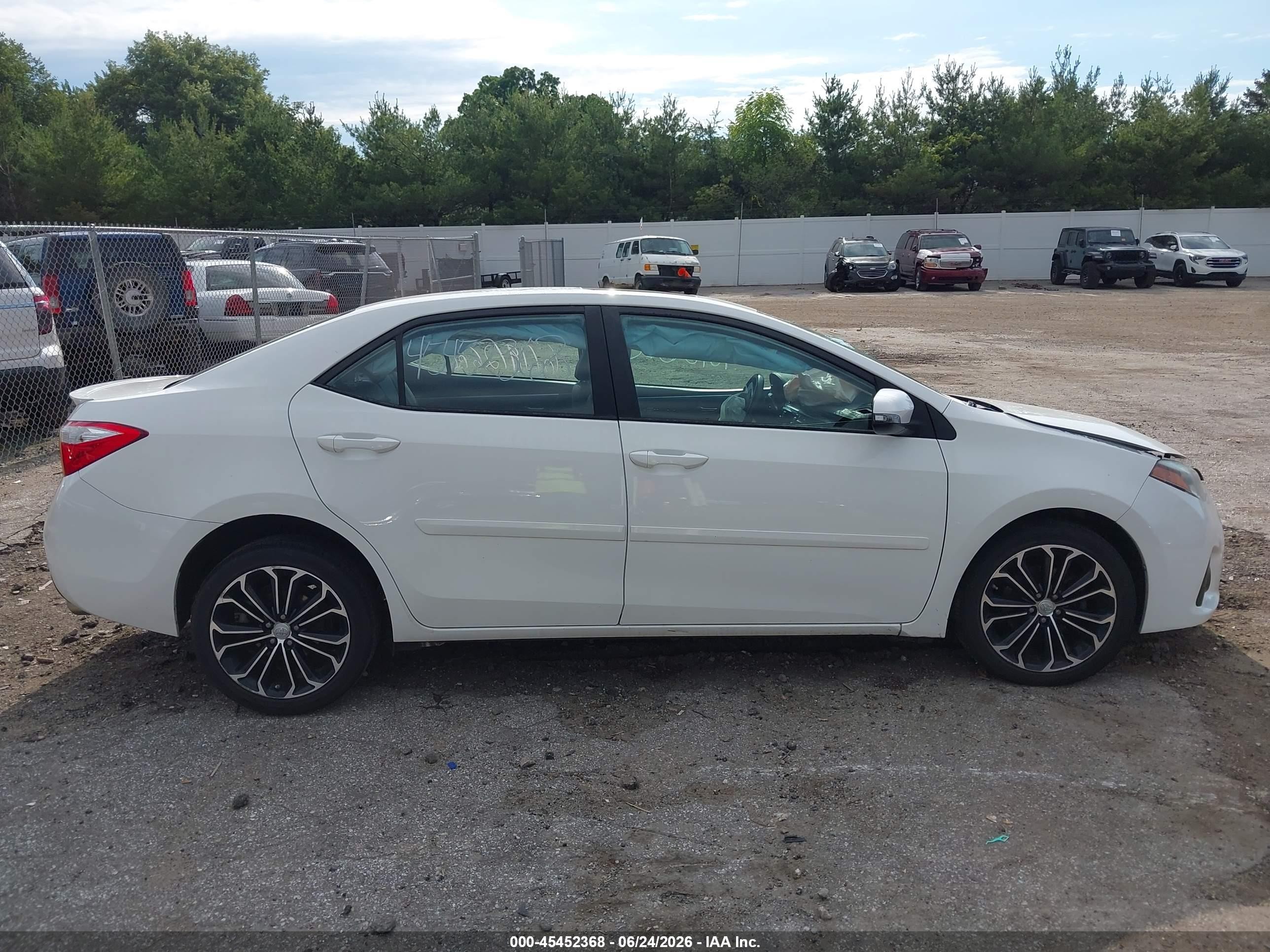 2015 Toyota Corolla S Plus White vin: 5YFBURHE6FP190094