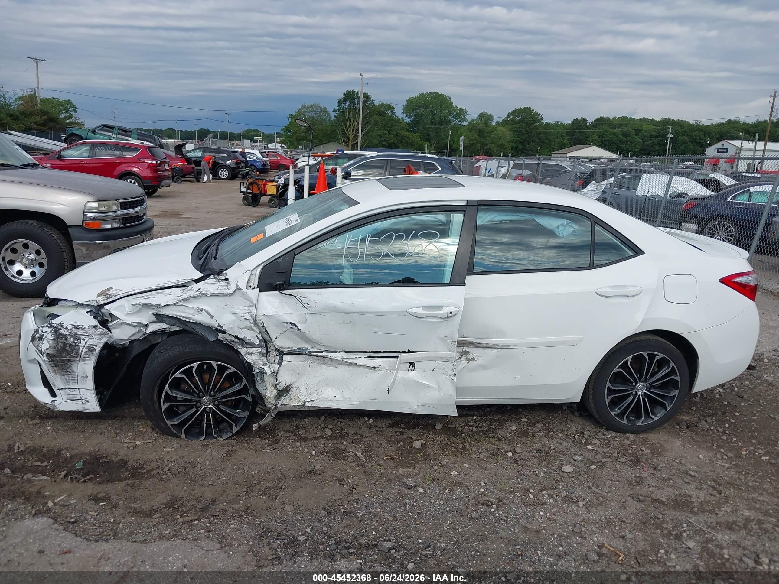 2015 Toyota Corolla S Plus White vin: 5YFBURHE6FP190094