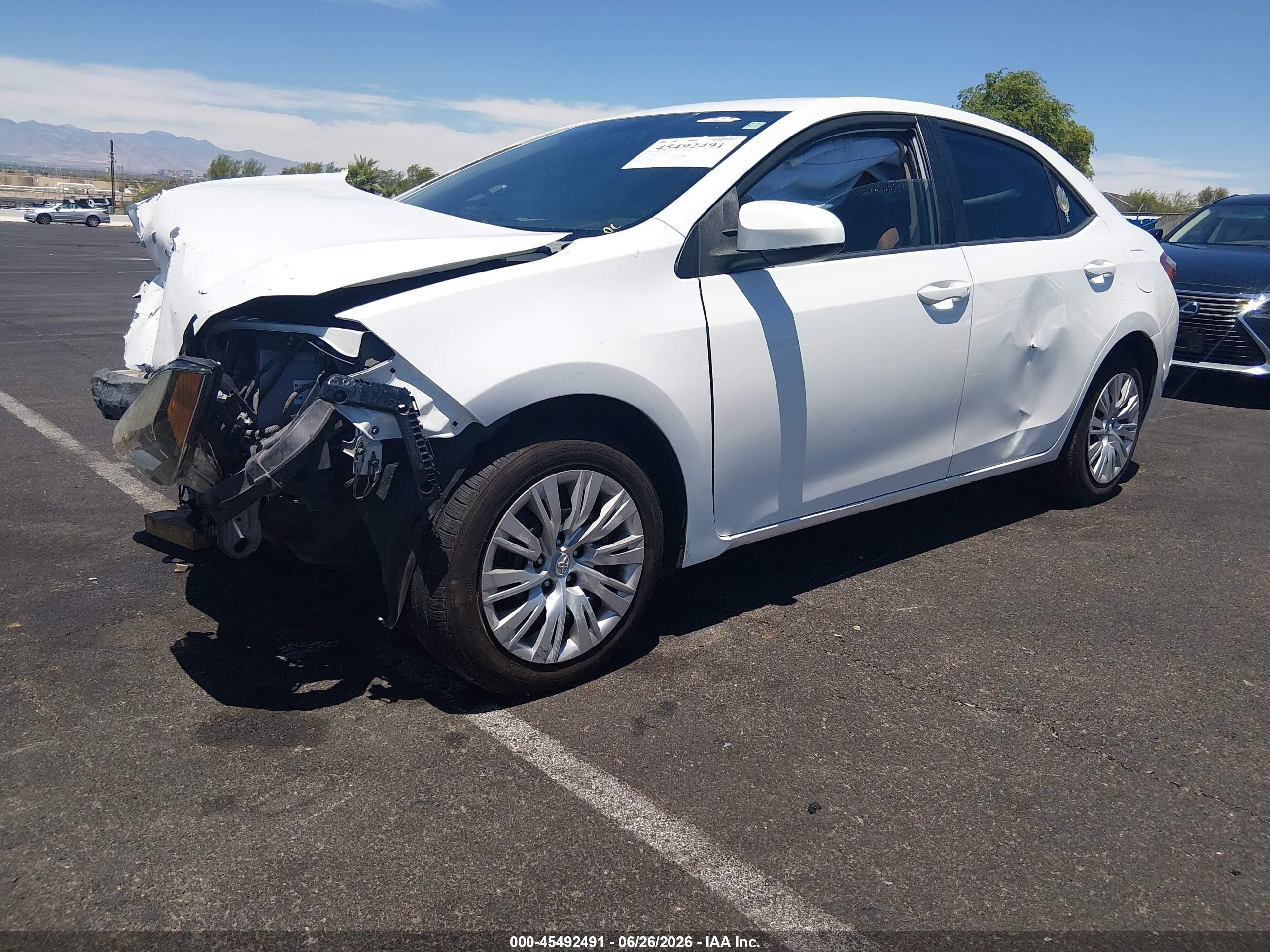 2015 Toyota Corolla Le White vin: 5YFBURHE6FP218329