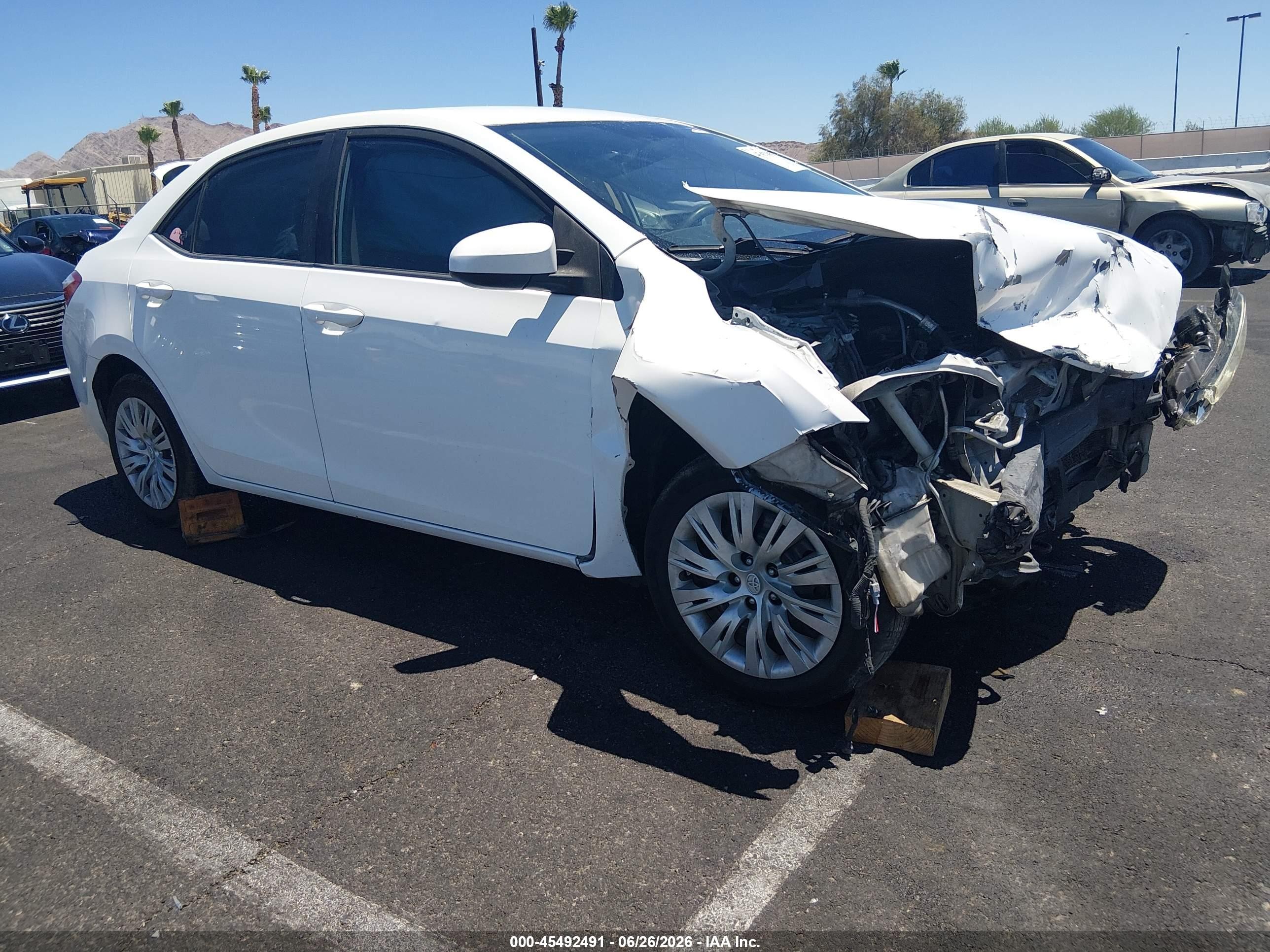 2015 Toyota Corolla Le White vin: 5YFBURHE6FP218329