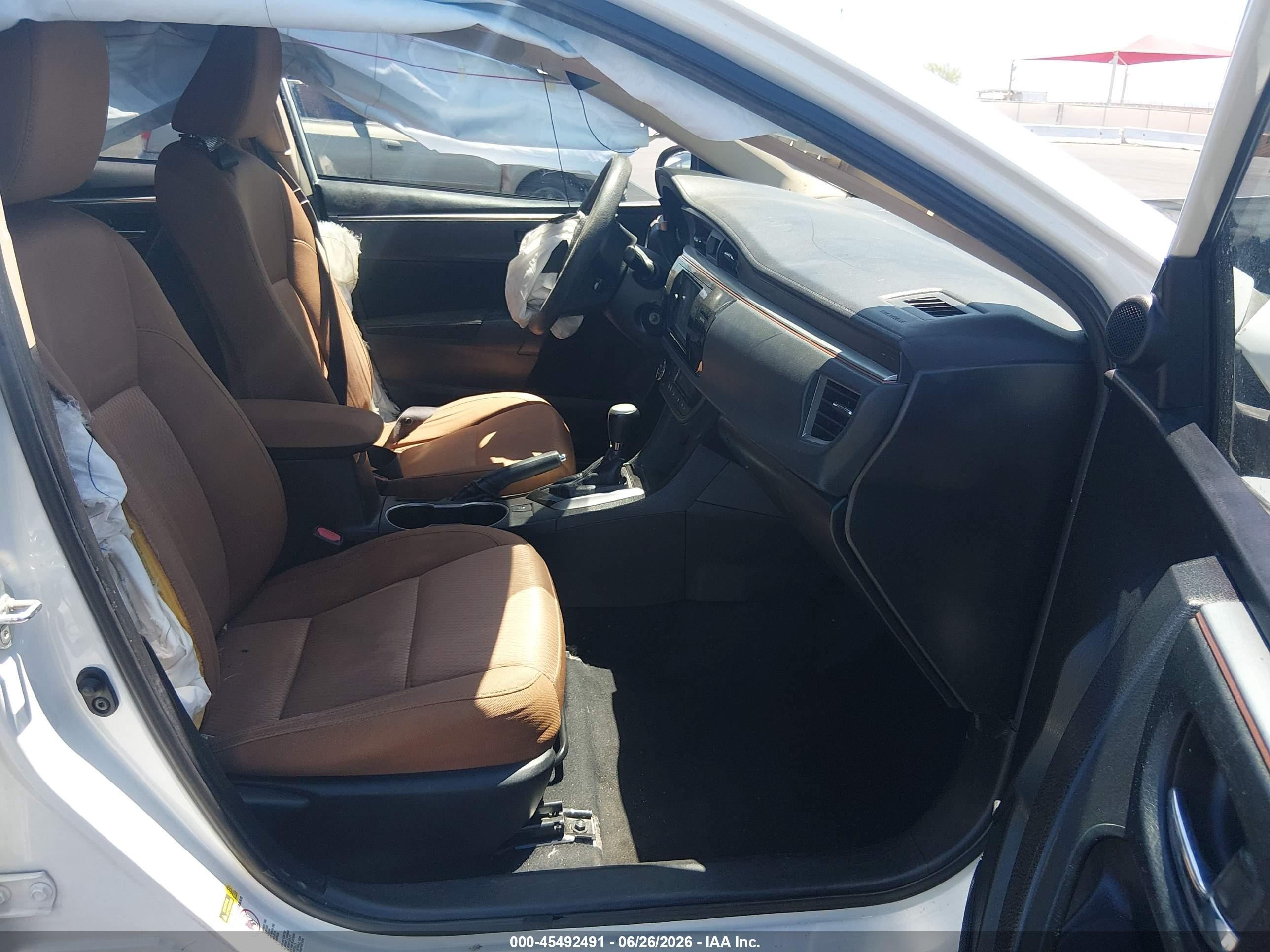2015 Toyota Corolla Le White vin: 5YFBURHE6FP218329