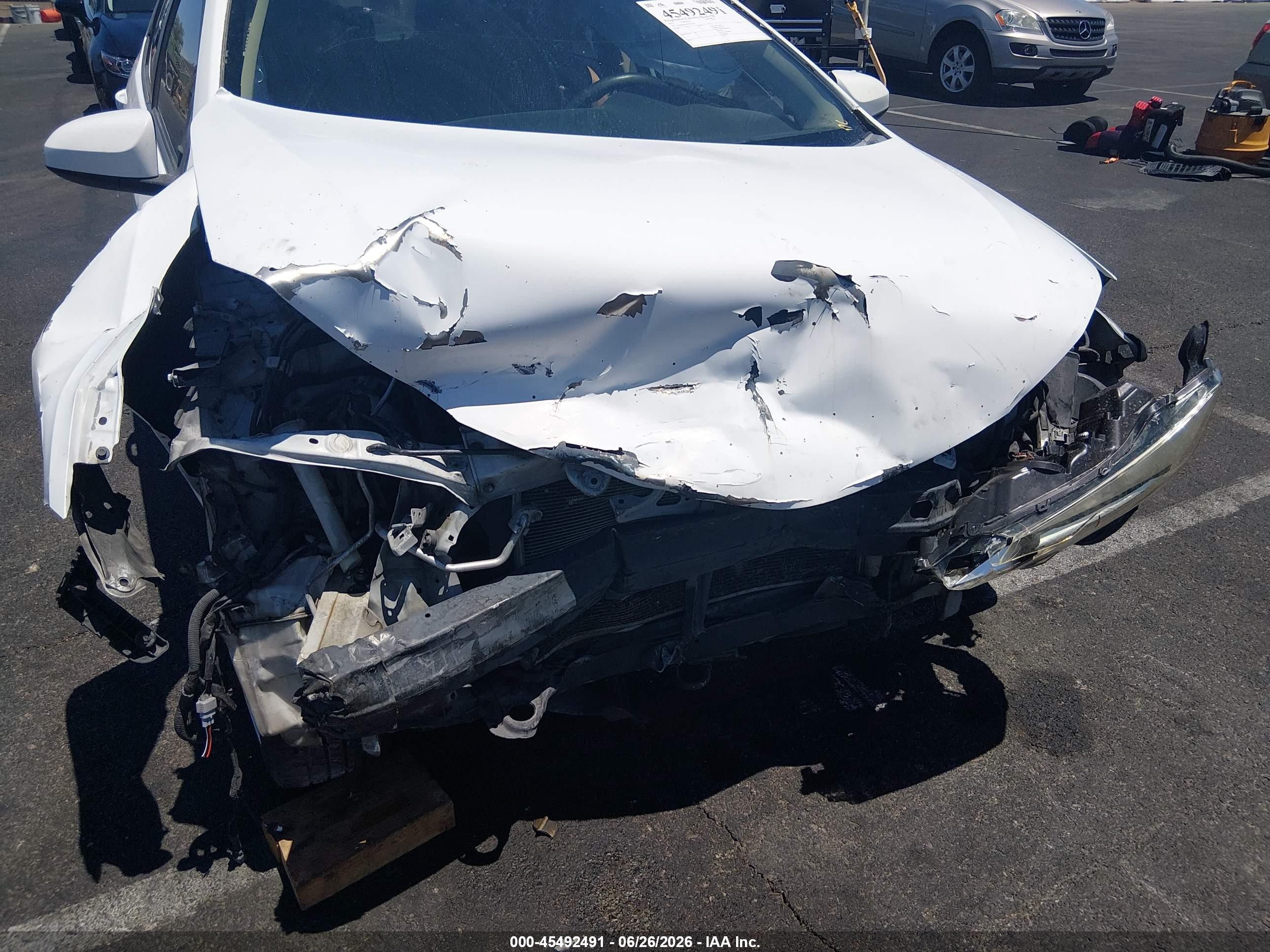 2015 Toyota Corolla Le White vin: 5YFBURHE6FP218329