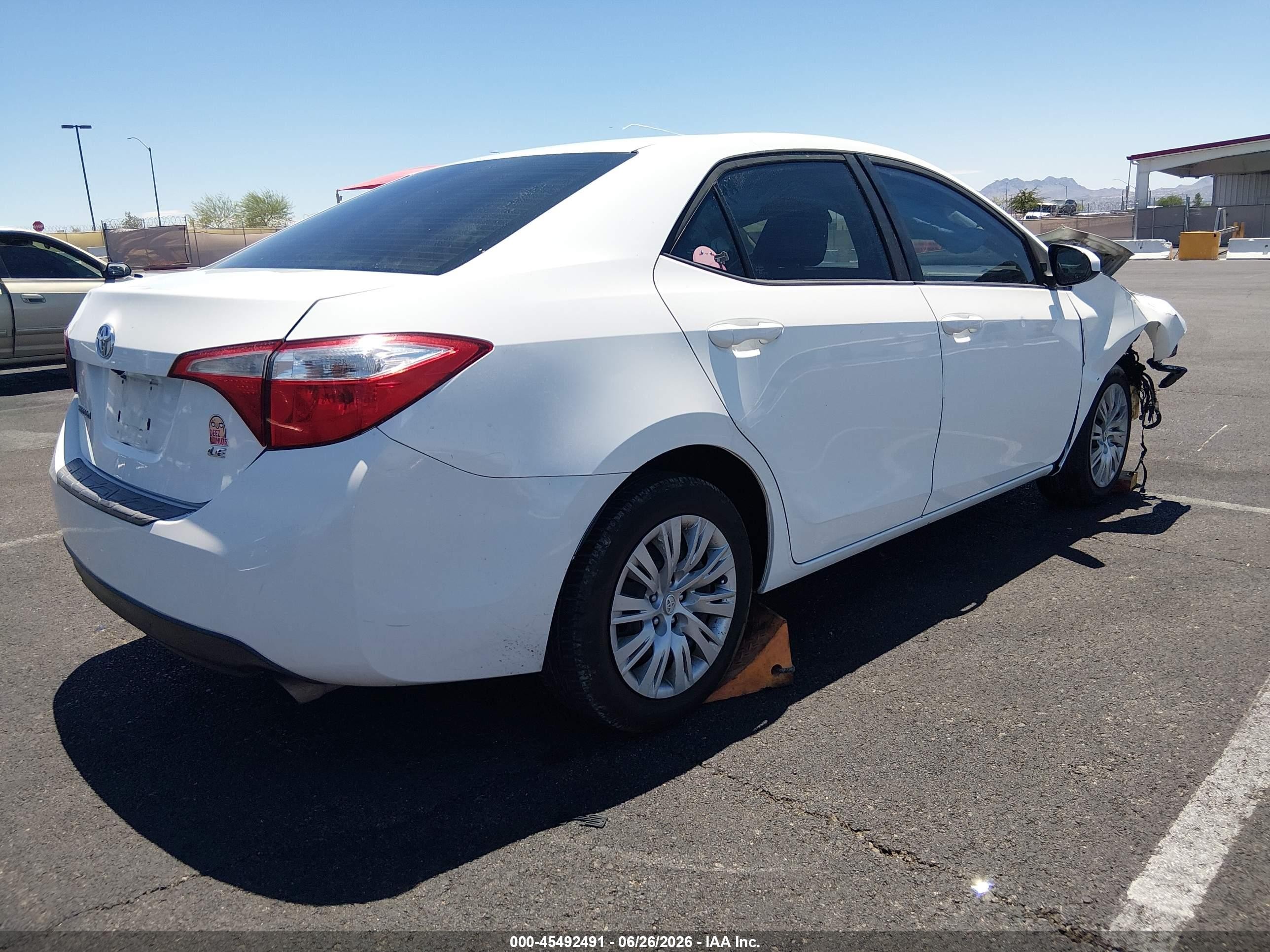 2015 Toyota Corolla Le White vin: 5YFBURHE6FP218329