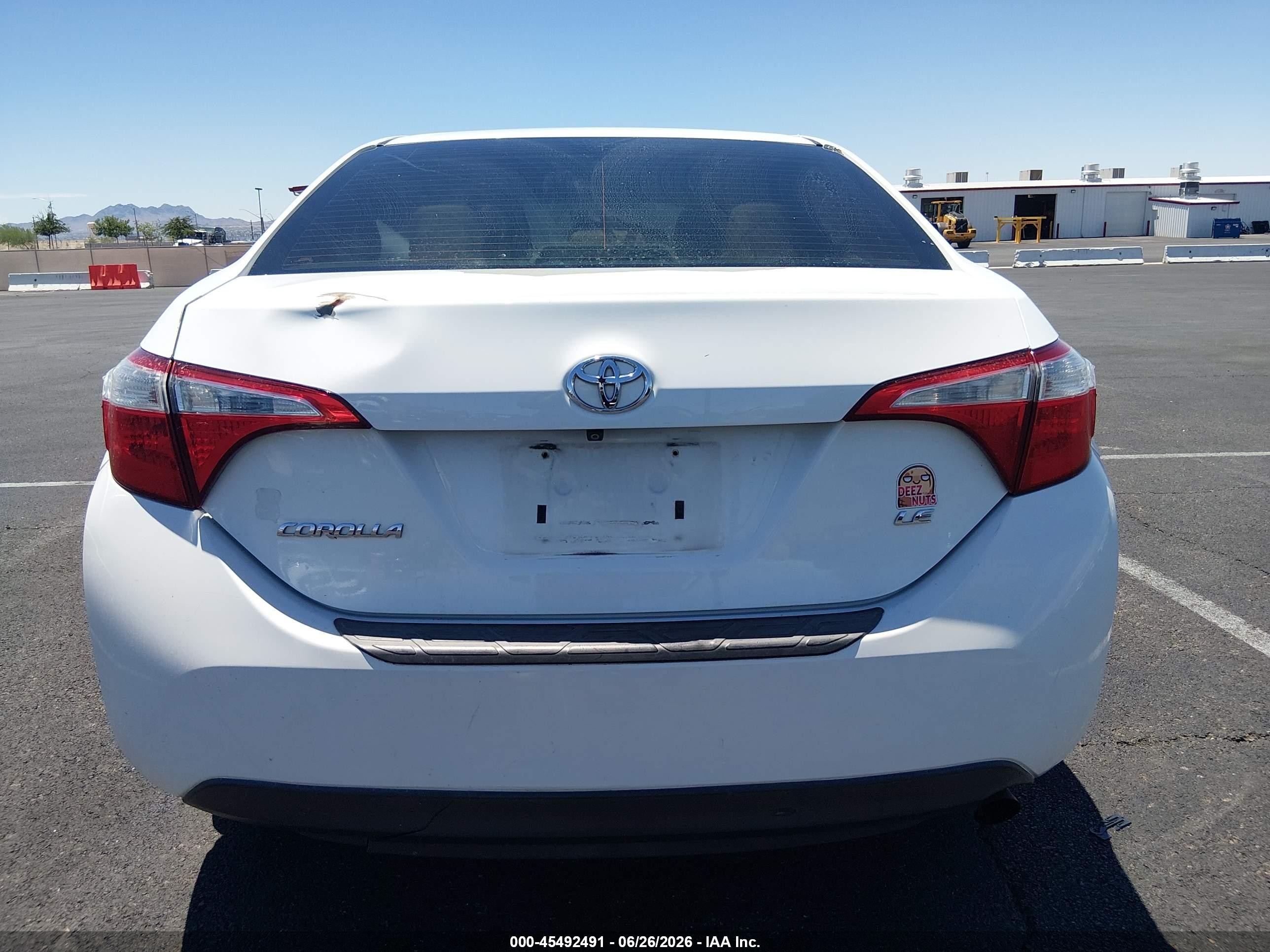 2015 Toyota Corolla Le White vin: 5YFBURHE6FP218329