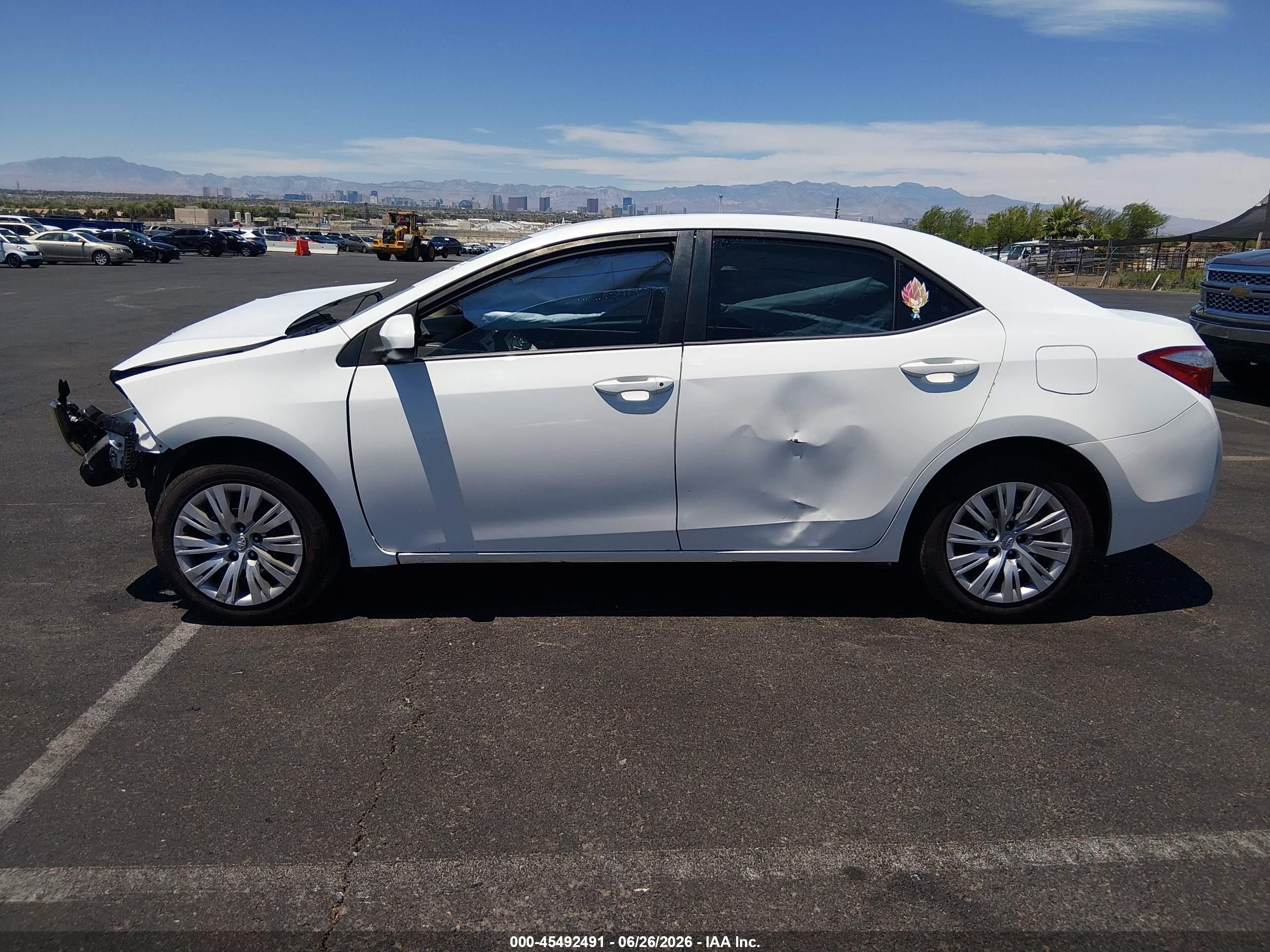 2015 Toyota Corolla Le White vin: 5YFBURHE6FP218329