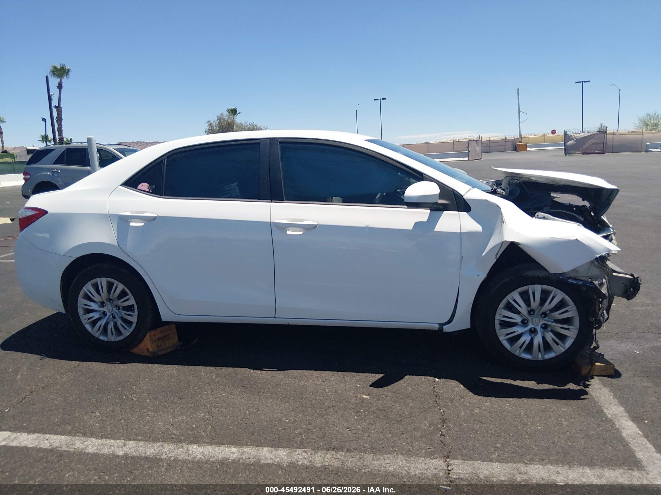 2015 Toyota Corolla Le White vin: 5YFBURHE6FP218329
