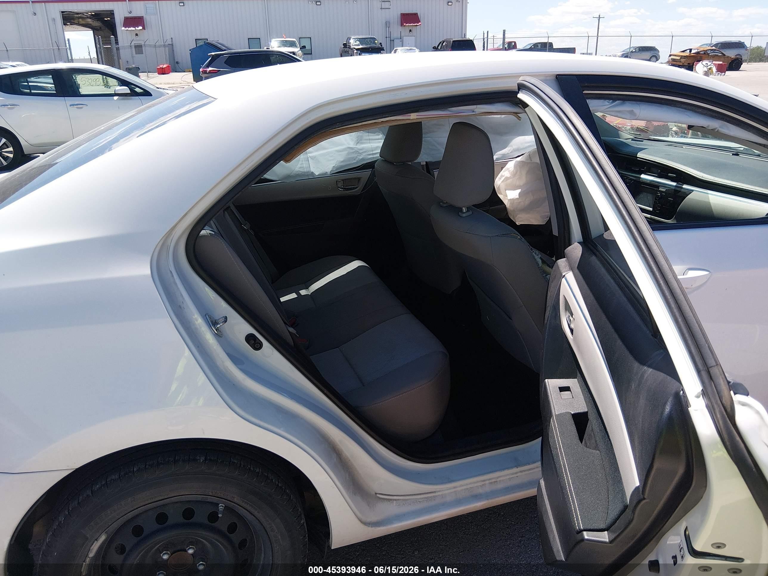 2015 Toyota Corolla Le White vin: 5YFBURHE6FP244705