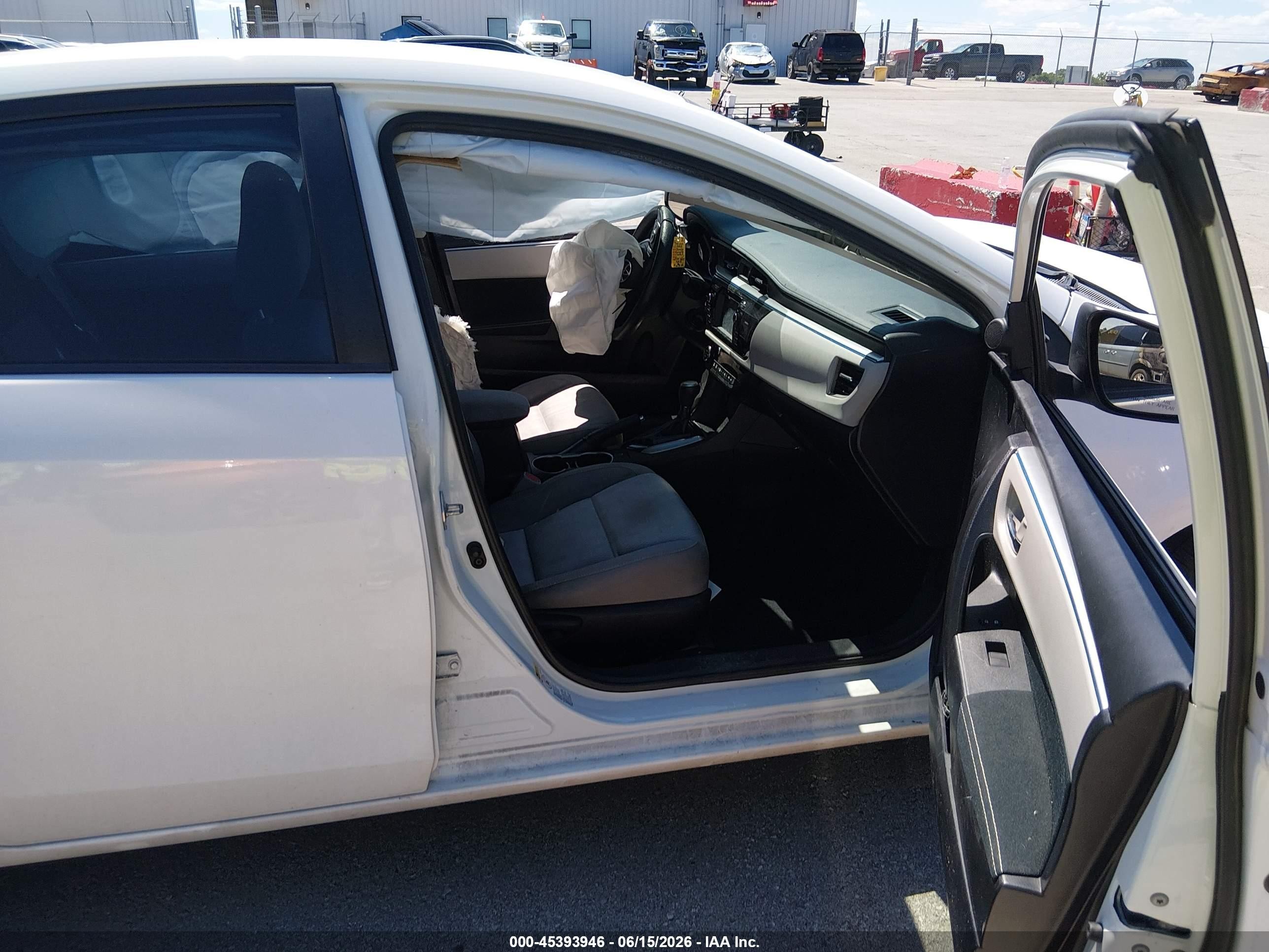 2015 Toyota Corolla Le White vin: 5YFBURHE6FP244705